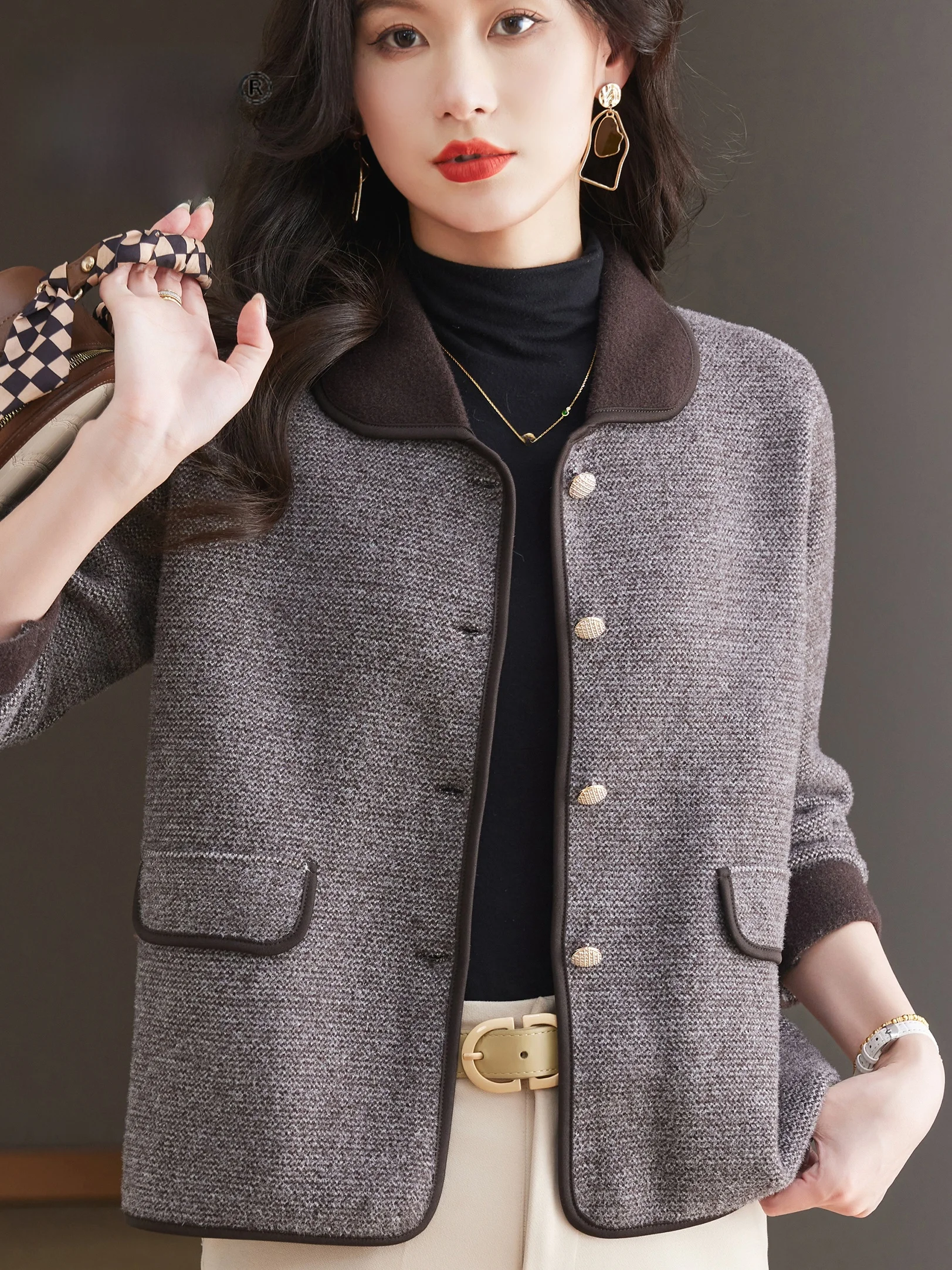 Весенне-осенний вязаный кардиган для женщин: модный теплый топ с воротником на пуговицах, свободный крой, верхняя одежда
Весенне-осенний вязаный кардиган для женщин: модный теплый топ с воротником на пуговицах, свободный крой, верхняя одежда