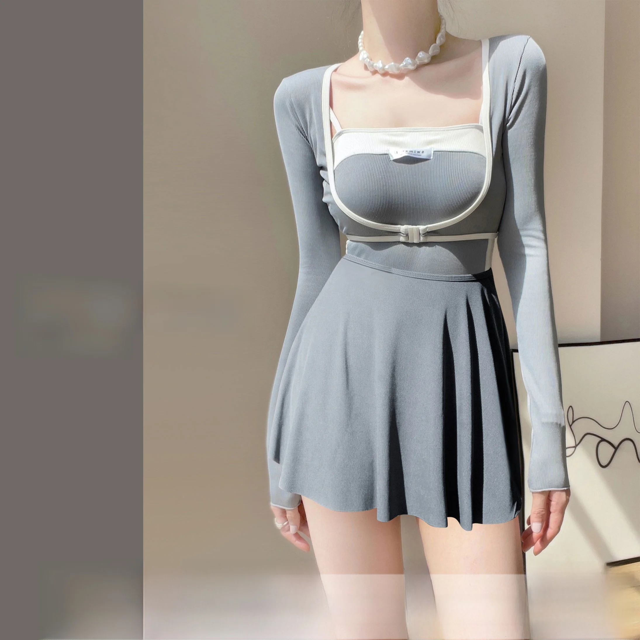 Summer Women's One-Piece Swimsuit Long Sve Conservative Skirt Sle Slimming Sexy Swimwear High-End Feeling New Model
Summer Women's One-Piece Swimsuit Long Sve Conservative Skirt Sle Slimming Sexy Swimwear High-End Feeling New Model