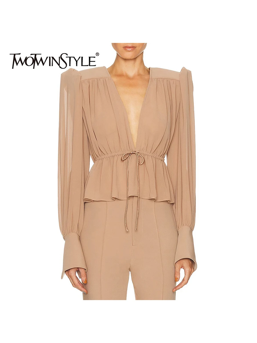Новая женская блузка TWOTWINSTYLE: однотонная, полупрозрачная, с оборками, короткая, с V-образным вырезом, длинными рукавами, в стиле пэчворк, на шнуровке
Новая женская блузка TWOTWINSTYLE: однотонная, полупрозрачная, с оборками, короткая, с V-образным вырезом, длинными рукавами, в стиле пэчворк, на шнуровке
