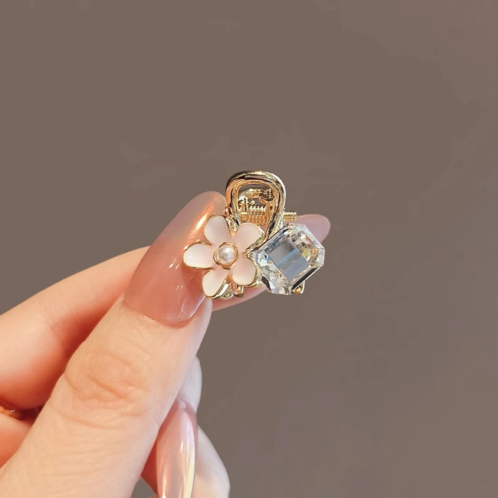 Mini Flower Crystal Hair Claw Clip For Women Bangs Side Hair Elegant Daily Accessory Gift Shiny White Enamel Pearl Detail
Mini Flower Crystal Hair Claw Clip For Women Bangs Side Hair Elegant Daily Accessory Gift Shiny White Enamel Pearl Detail