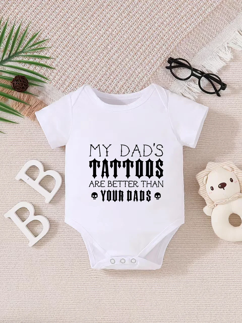 Playful letter-printed baby short-sleeve triangle bodysuit. Button closure for easy dressing, machine washable
Playful letter-printed baby short-sleeve triangle bodysuit. Button closure for easy dressing, machine washable