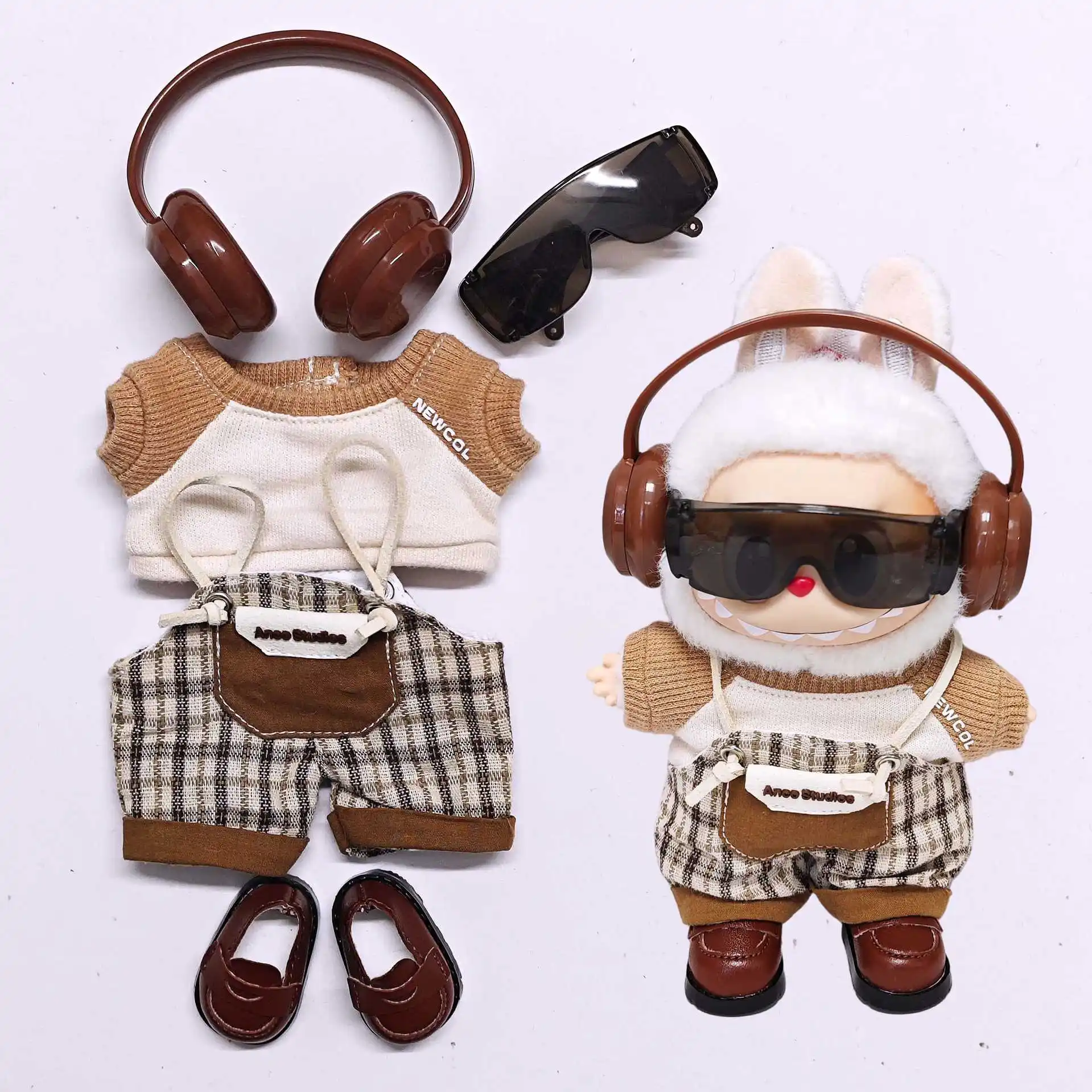 Clothes For Labubu 1st-3rd Gen 15/17cm Dolls: Retro Brown Plaid Overalls Set - Cool Headphones & Sunglasses Combo
Clothes For Labubu 1st-3rd Gen 15/17cm Dolls: Retro Brown Plaid Overalls Set - Cool Headphones & Sunglasses Combo
