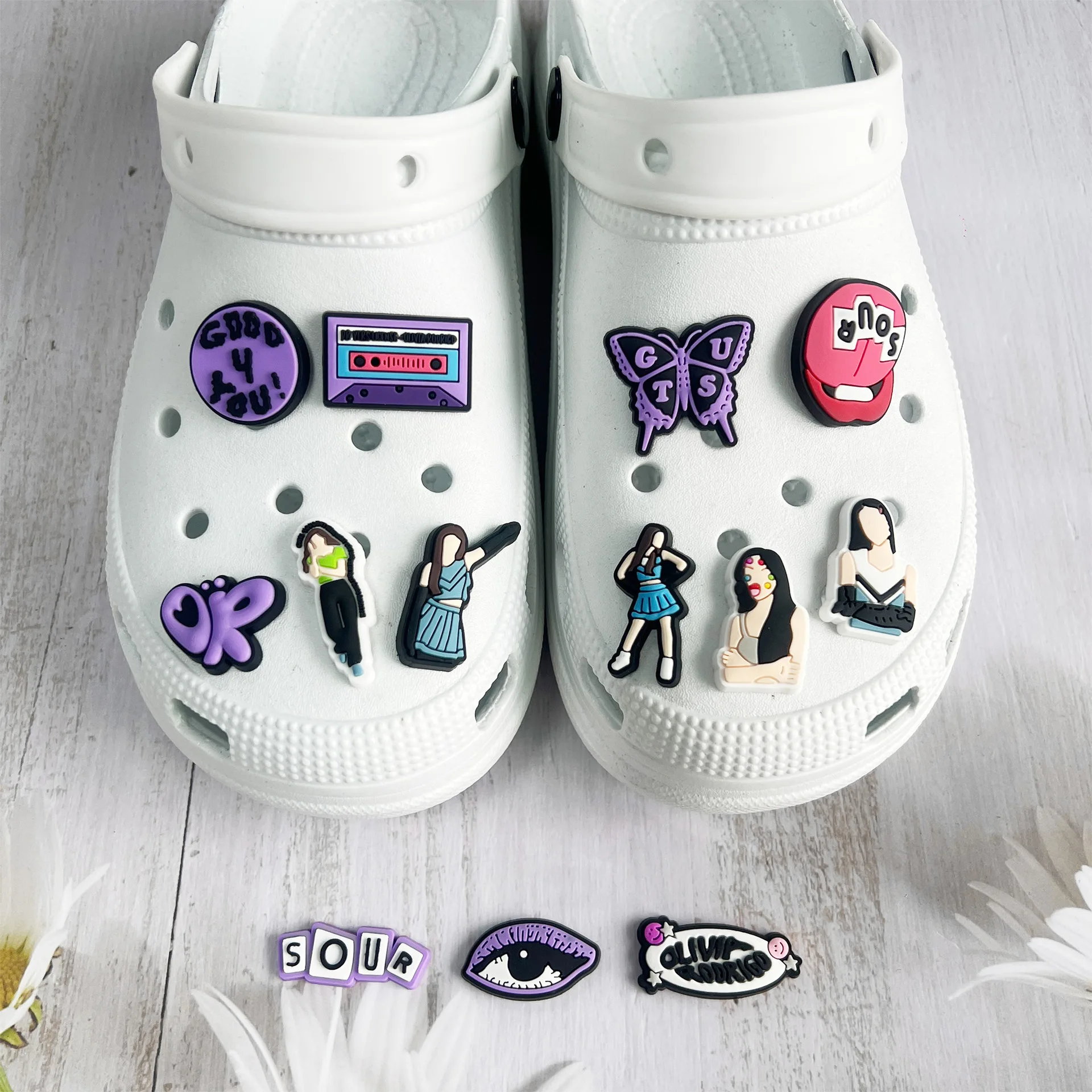 1pcs cartoon figure Series Hole shoe buckle Shoe Accessories Decorations Fit Wristband Charm Party Present
1pcs cartoon figure Series Hole shoe buckle Shoe Accessories Decorations Fit Wristband Charm Party Present