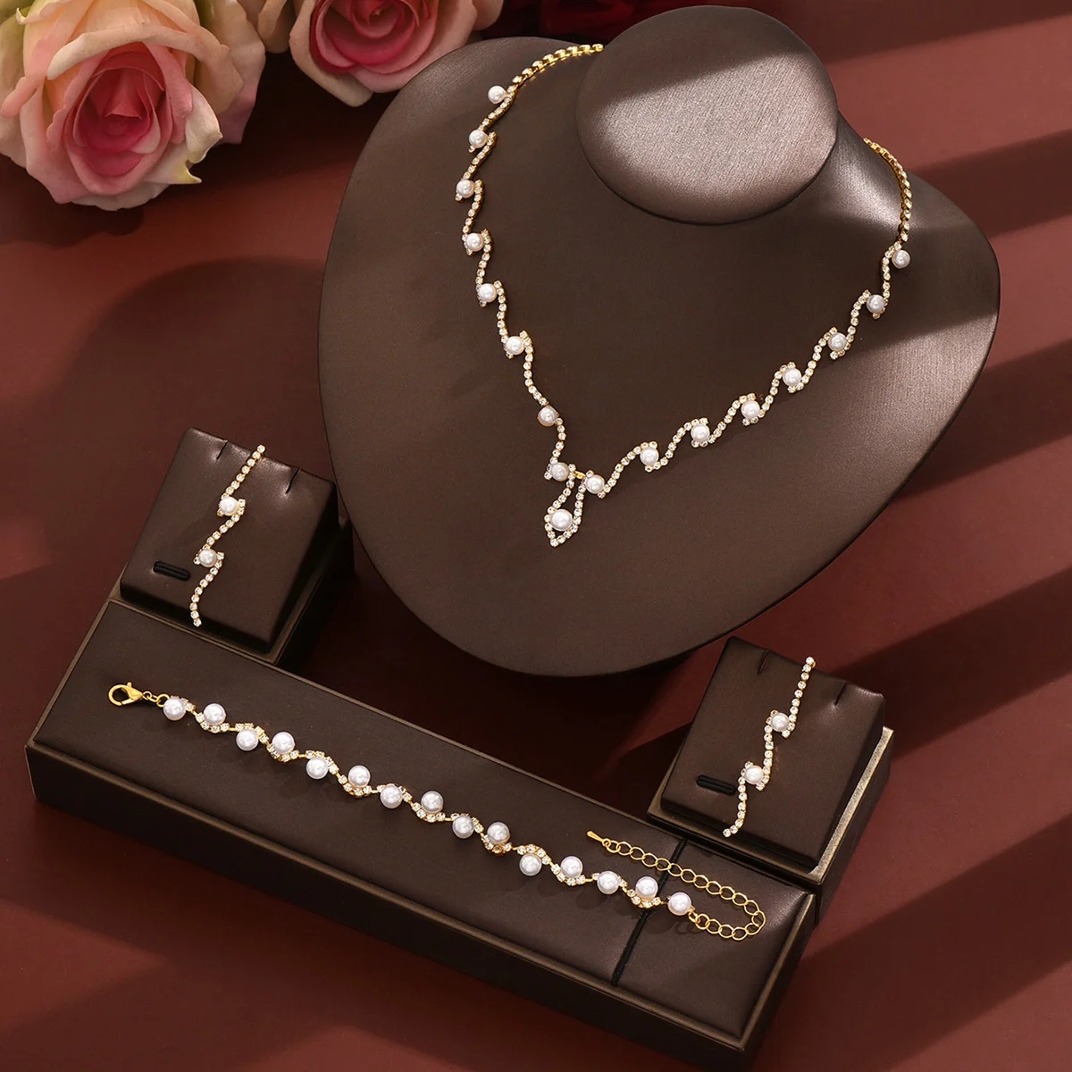 New luxury pearl and diamond earrings, necklace and bracelet set for bridesmaid's wedding jewelry, high-end.
New luxury pearl and diamond earrings, necklace and bracelet set for bridesmaid's wedding jewelry, high-end.