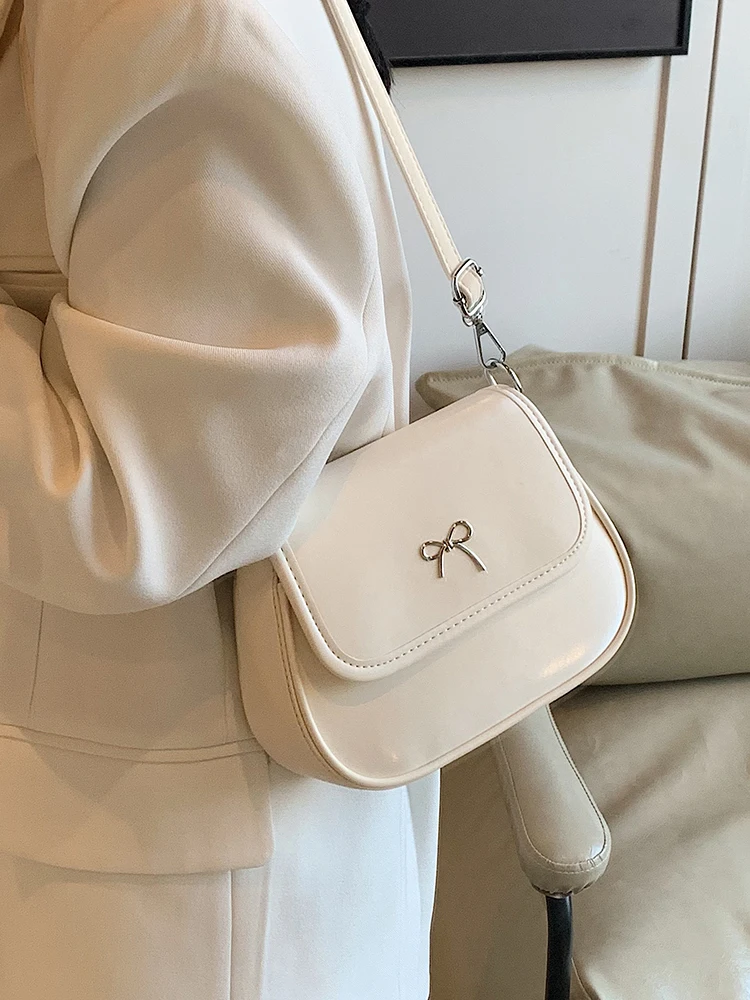 Simple Bow Decoration Crossbody Bag For Women Spring Autumn New Versatile Small Square Bag Fashion Commuter Single Shoulder Bag
Simple Bow Decoration Crossbody Bag For Women Spring Autumn New Versatile Small Square Bag Fashion Commuter Single Shoulder Bag
