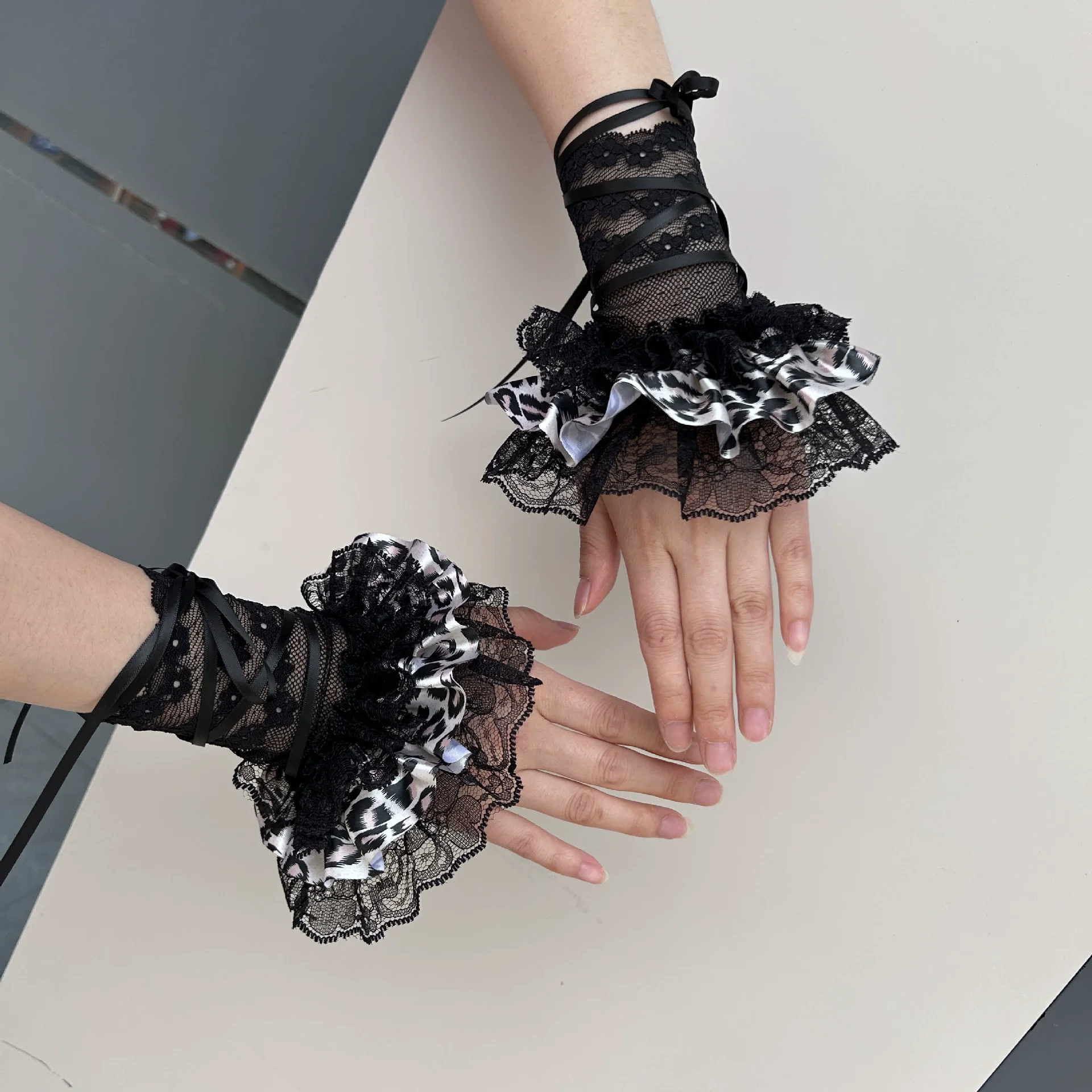 Lolita Black Lace Frills Gloves Gothic Netting Bow Sleeves Subculture Y2K Steampunk Foot Cover Spicy Girl Lace Frilly Sleeve
Lolita Black Lace Frills Gloves Gothic Netting Bow Sleeves Subculture Y2K Steampunk Foot Cover Spicy Girl Lace Frilly Sleeve