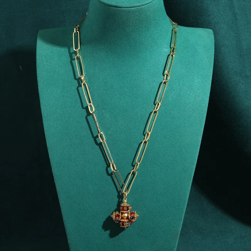 Antique Gold Plated Hollow Necklace Vintage Cross Pendant Rhinestone Colorful Designer Luxury Jewelry Woman For Ceremony New
Antique Gold Plated Hollow Necklace Vintage Cross Pendant Rhinestone Colorful Designer Luxury Jewelry Woman For Ceremony New