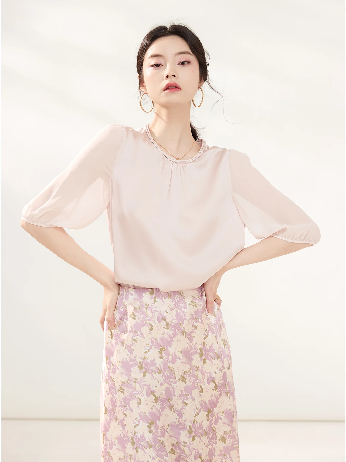 Spring 2026 Women's Silk irt Light Luxury Proced Five-Quarter Sve French Sle Loose Fit Button Detail Embellied
Spring 2026 Women's Silk irt Light Luxury Proced Five-Quarter Sve French Sle Loose Fit Button Detail Embellied