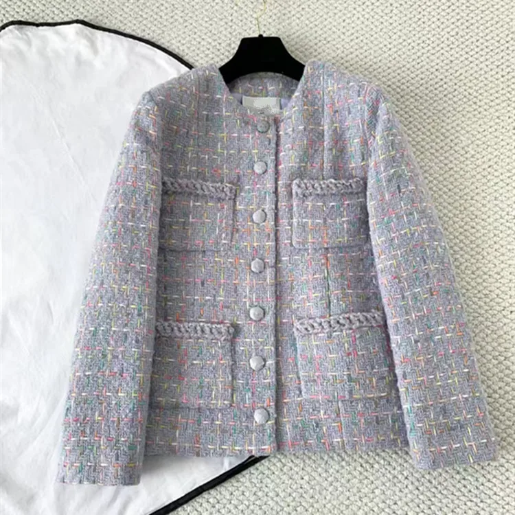 Индивидуальная европейская и американская женская одежда на зиму 2024. Однобортное однобортное фиолетовое твидовое пальто с длинными рукавами.
Индивидуальная европейская и американская женская одежда на зиму 2024. Однобортное однобортное фиолетовое твидовое пальто с длинными рукавами.