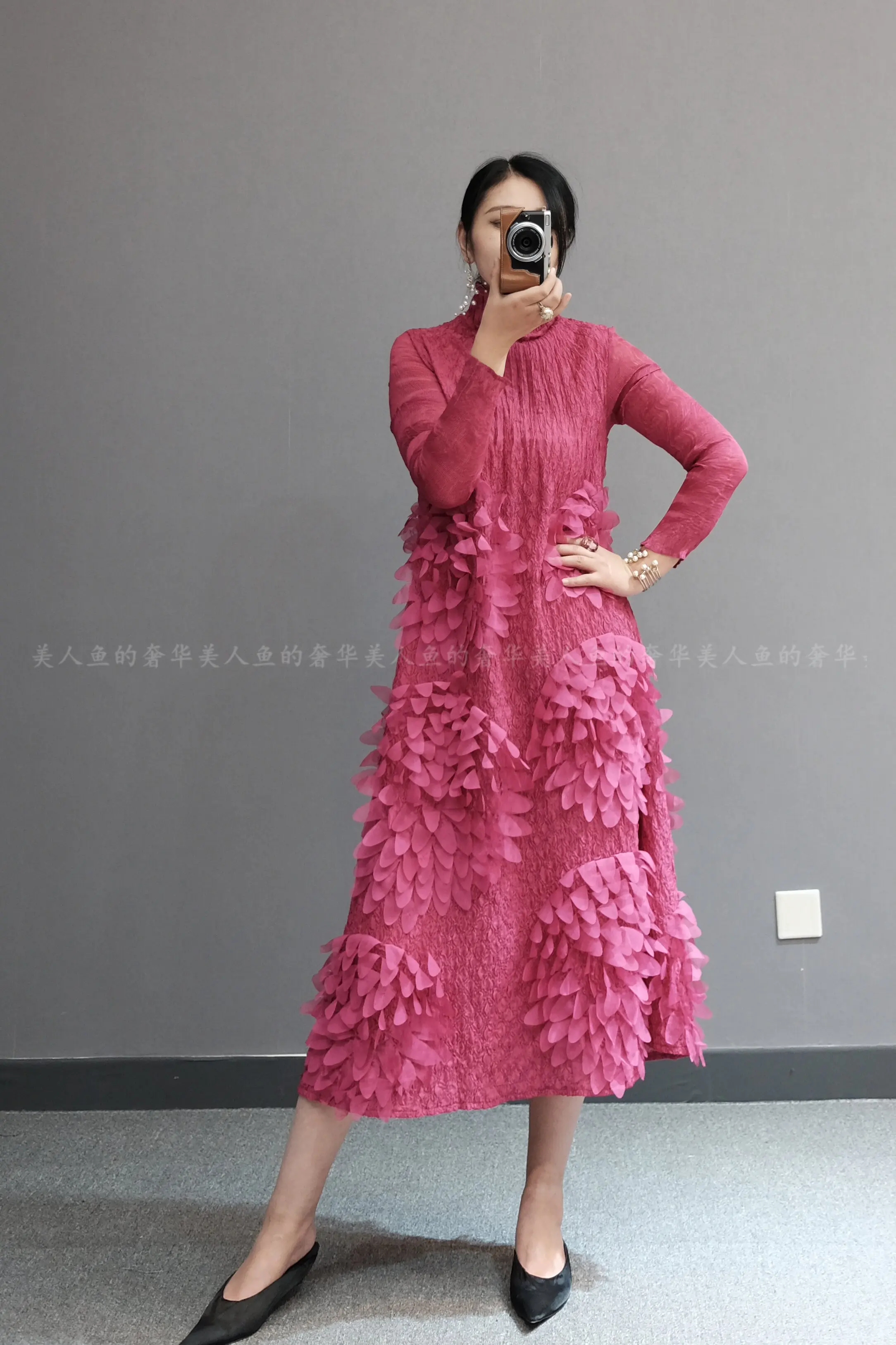 HOT SELLING Miyake fold solid the dress fashion turtleneck LONG SLEEVE Fashionable solid color LOOSE dresses IN STOCK
HOT SELLING Miyake fold solid the dress fashion turtleneck LONG SLEEVE Fashionable solid color LOOSE dresses IN STOCK