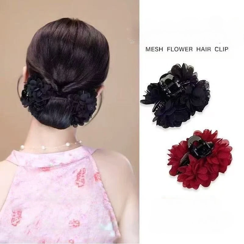 Rose-shaped Hair Clips, Side Clips for A French-style Half-up Hairstyle with Bangs.
Rose-shaped Hair Clips, Side Clips for A French-style Half-up Hairstyle with Bangs.