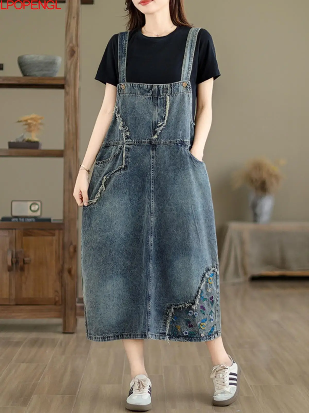 2024 Retro Summer New Literary Loose Spaghetti Strap Denim Dress Women's Versatile Embroidered Pullover Square Collar Vest Dress
2024 Retro Summer New Literary Loose Spaghetti Strap Denim Dress Women's Versatile Embroidered Pullover Square Collar Vest Dress