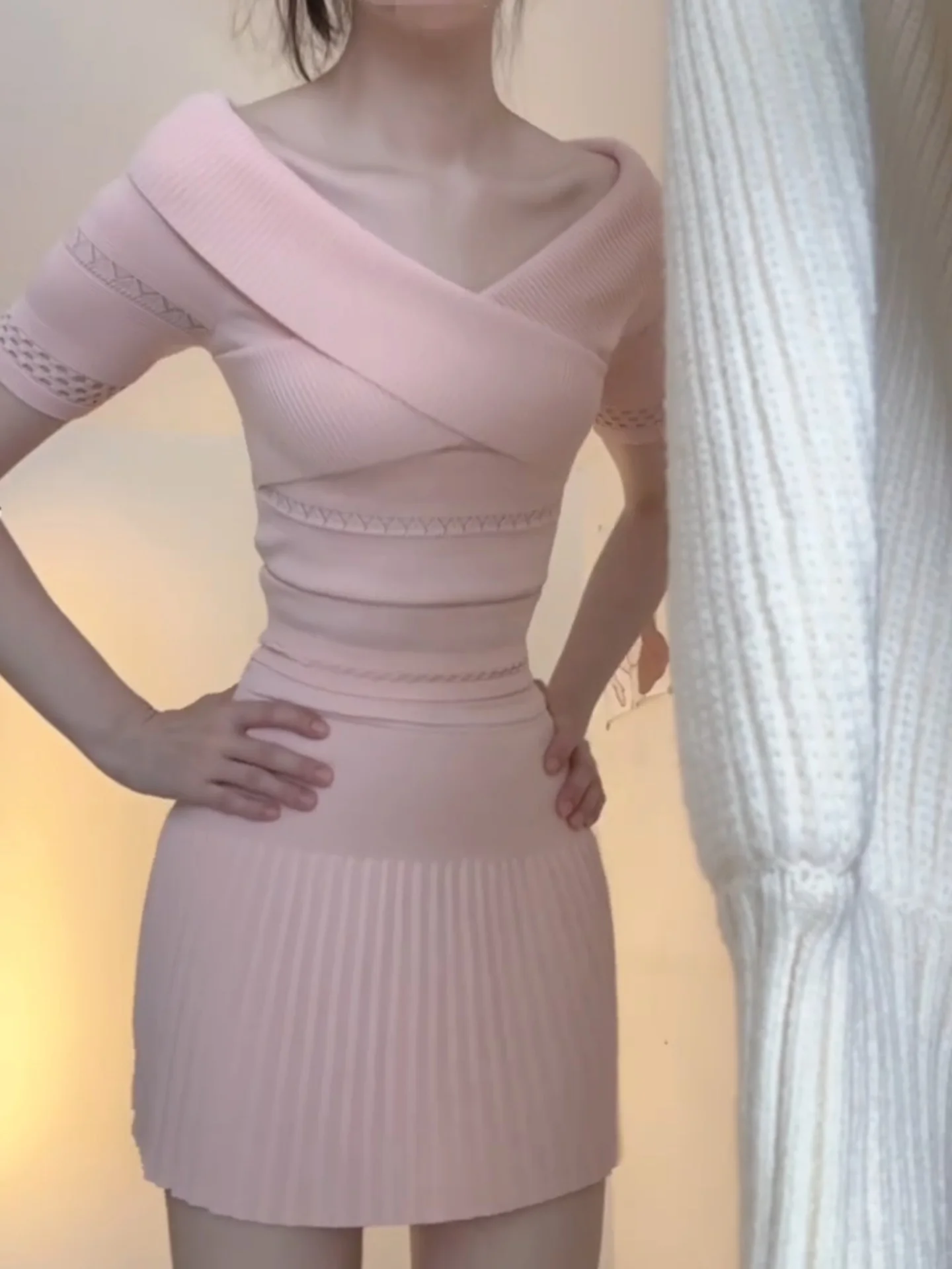 Korean Style Gentle Pink One Shoulder Knitted Short Sleeve Top And Pleated Skirt Two Piece Set for Women Summer Breathable
Korean Style Gentle Pink One Shoulder Knitted Short Sleeve Top And Pleated Skirt Two Piece Set for Women Summer Breathable