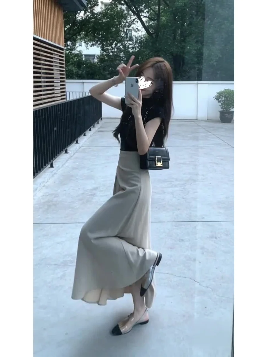 Slimming Two-Piece Set with Pleated Midi Skirt Fashionable Spring Summer New Style Black Top And Skirt Ensemble for Young Women
Slimming Two-Piece Set with Pleated Midi Skirt Fashionable Spring Summer New Style Black Top And Skirt Ensemble for Young Women