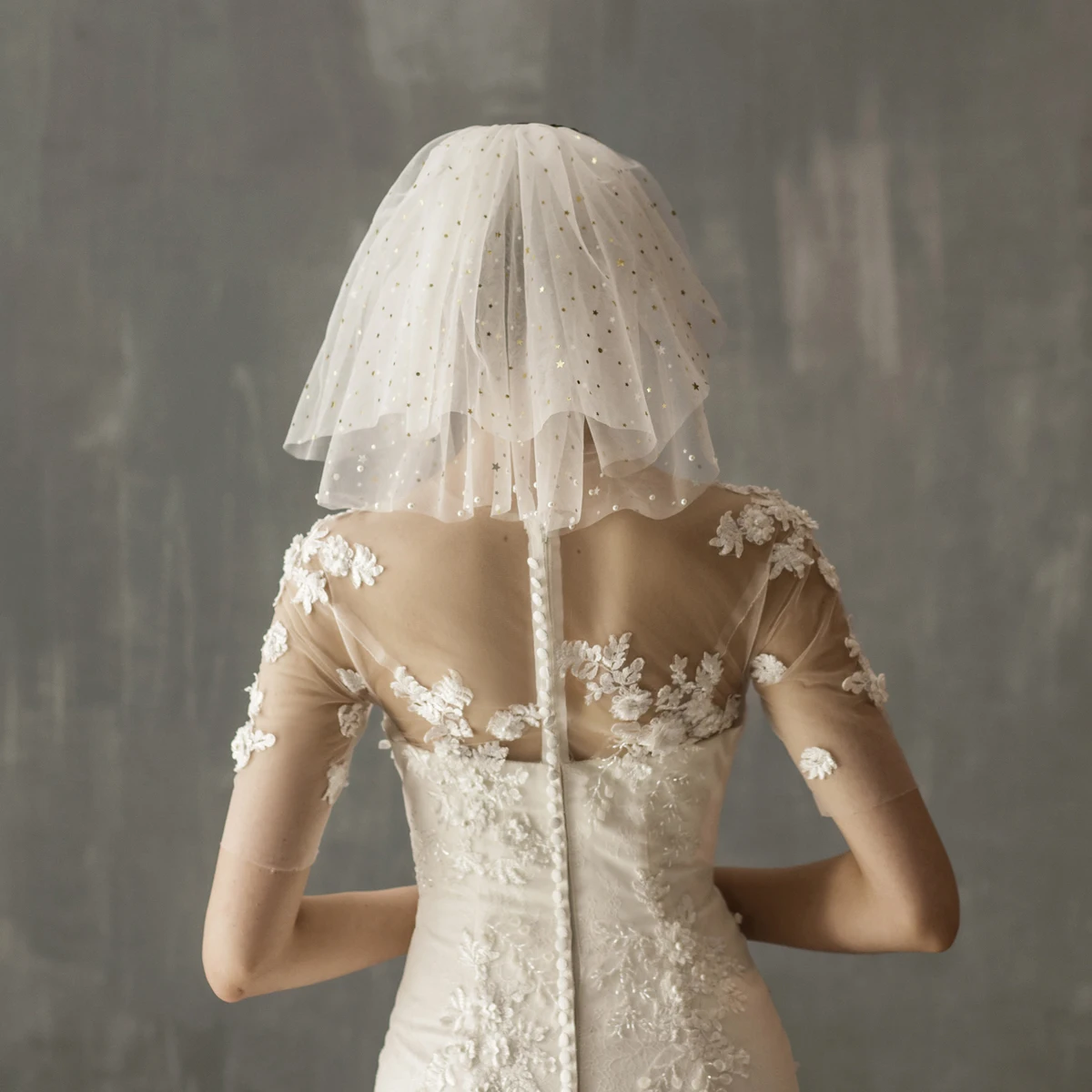 V628 Fascinators Short Marriage Bridal Veil Two-Layer Soft Tulle Stars Sequins Pearl Beaded White Wedding Bride Veil with Comb
V628 Fascinators Short Marriage Bridal Veil Two-Layer Soft Tulle Stars Sequins Pearl Beaded White Wedding Bride Veil with Comb