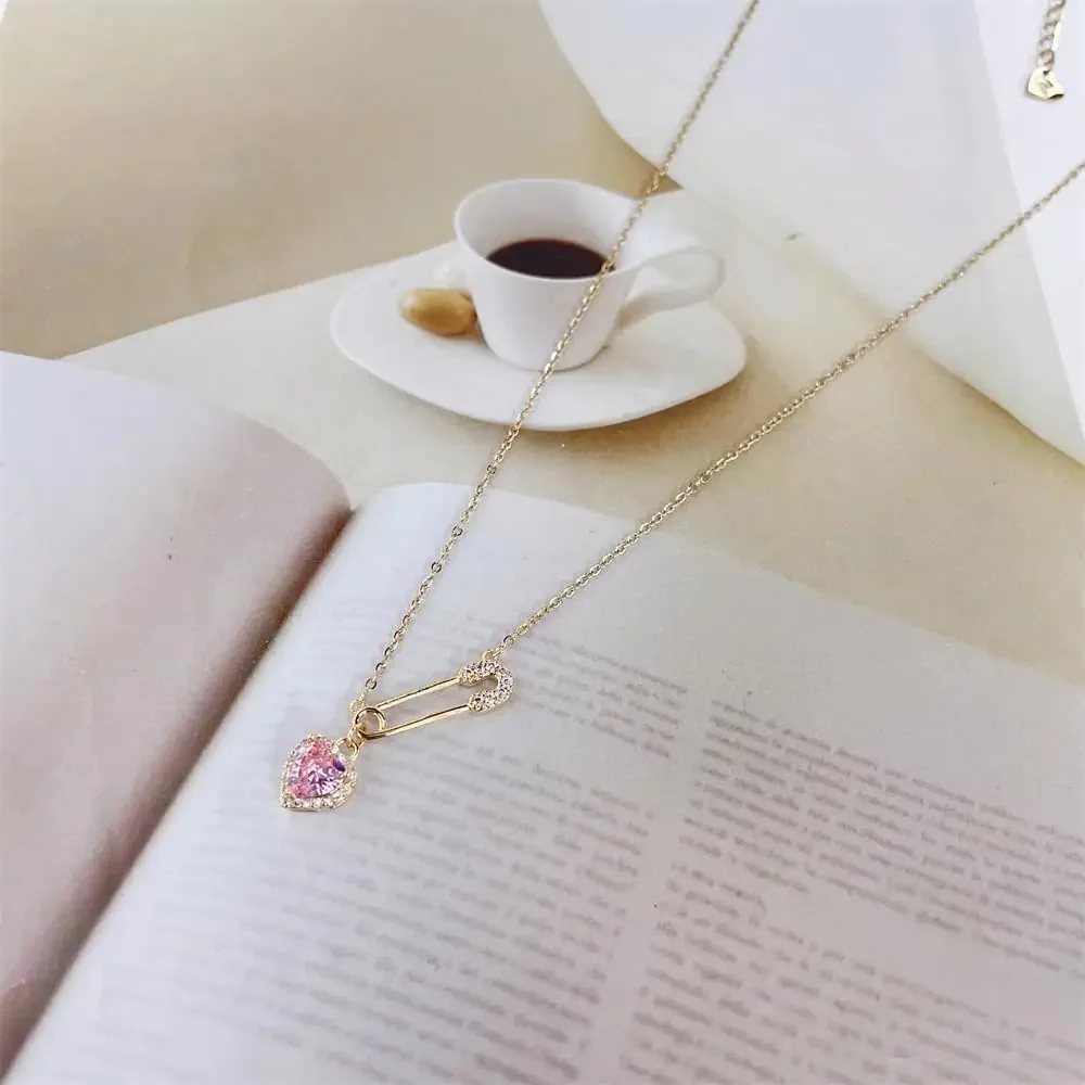 Vintage Gold Pin Necklaces Colorful Diamond Love Heart Pendant Necklace for Women Birthday Party Jewelry Gift
Vintage Gold Pin Necklaces Colorful Diamond Love Heart Pendant Necklace for Women Birthday Party Jewelry Gift