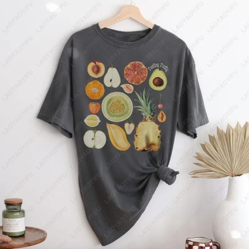 Футболка с рисунком Feeling Fruity, летняя хлопковая футболка унисекс с круглым вырезом LGBTQ, женская футболка с забавным принтом фруктов
Футболка с рисунком Feeling Fruity, летняя хлопковая футболка унисекс с круглым вырезом LGBTQ, женская футболка с забавным принтом фруктов