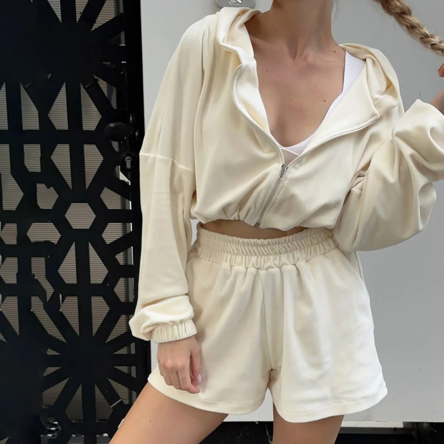 Бархатный комплект из 2 предметов, спортивные костюмы, толстовки с капюшоном на молнии и длинными рукавами, укороченный топ + шорты, женский однотонный модный повседневный уличный костюм
Бархатный комплект из 2 предметов, спортивные костюмы, толстовки с капюшоном на молнии и длинными рукавами, укороченный топ + шорты, женский однотонный модный повседневный уличный костюм