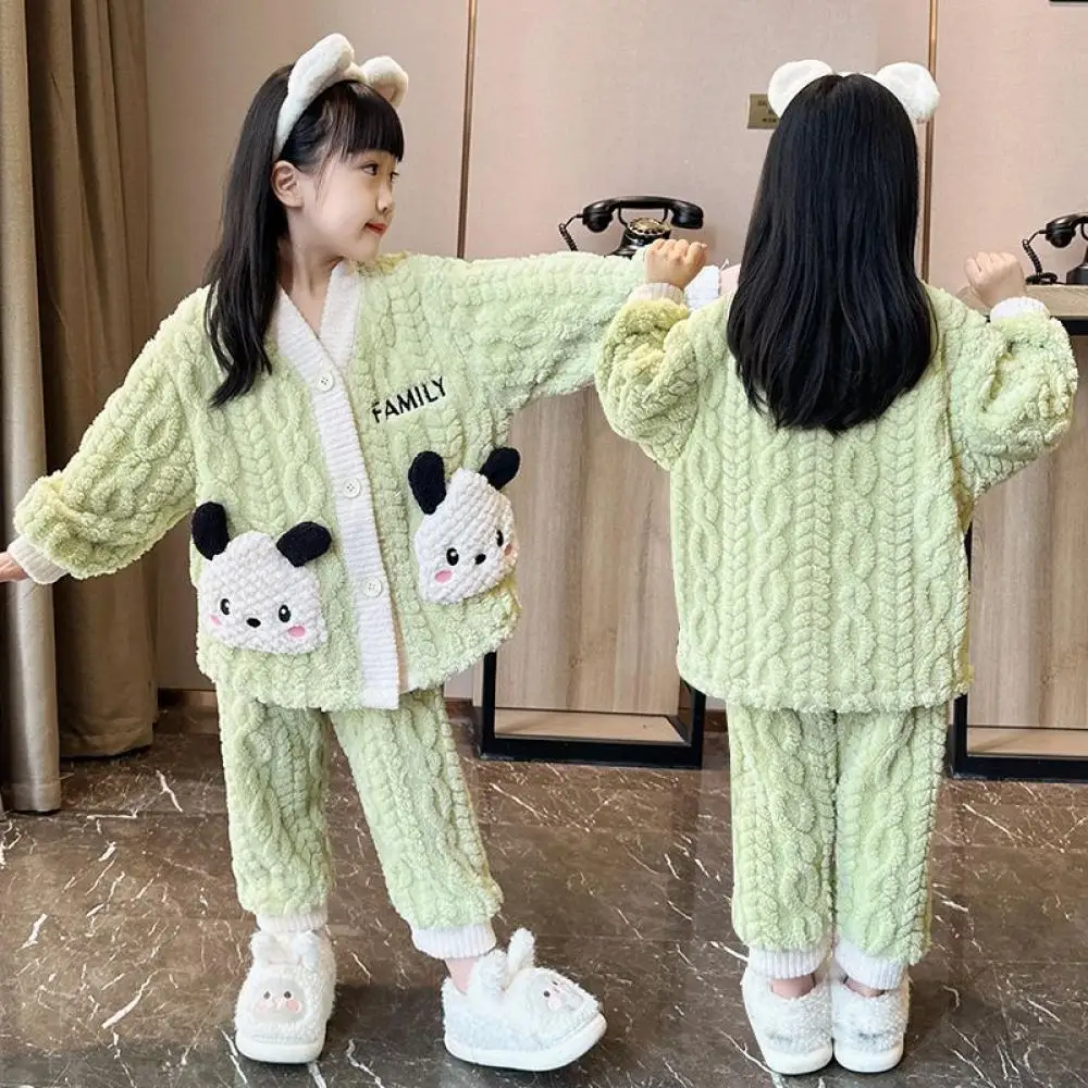 Милый пижамный комплект для девочек из кораллового бархата Sanrio почточо, милая мультяшная Детская Повседневная теплая одежда для сна на осень и зиму, детская одежда
Милый пижамный комплект для девочек из кораллового бархата Sanrio почточо, милая мультяшная Детская Повседневная теплая одежда для сна на осень и зиму, детская одежда