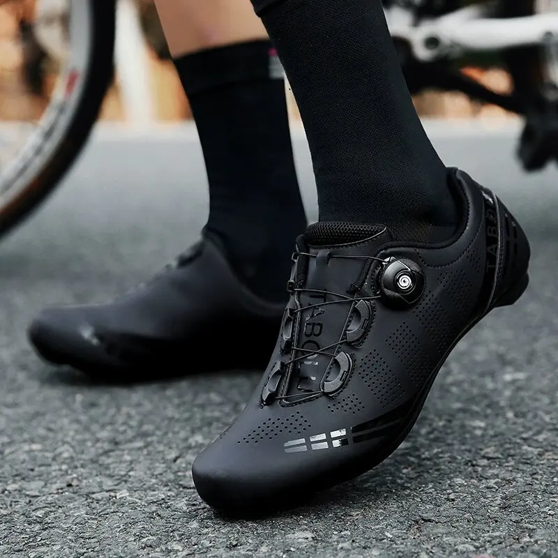 Outdoor cycling shoes Road bike lock shoes Bicycle shoes New flat mountain bike shoes for men and women
Outdoor cycling shoes Road bike lock shoes Bicycle shoes New flat mountain bike shoes for men and women