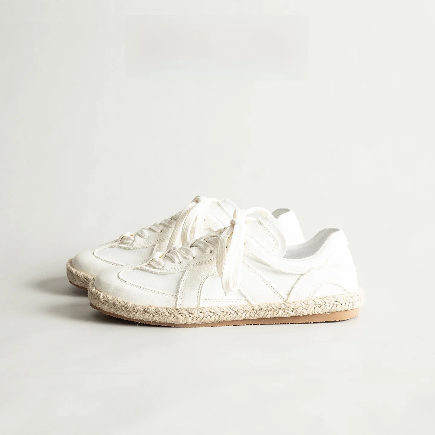 Leather Lace-Up Flat Bottomed Casual Sneakers Women's Thick Bottomed Design Leisure Board Shoes Cross Buckle Casual Style
Leather Lace-Up Flat Bottomed Casual Sneakers Women's Thick Bottomed Design Leisure Board Shoes Cross Buckle Casual Style