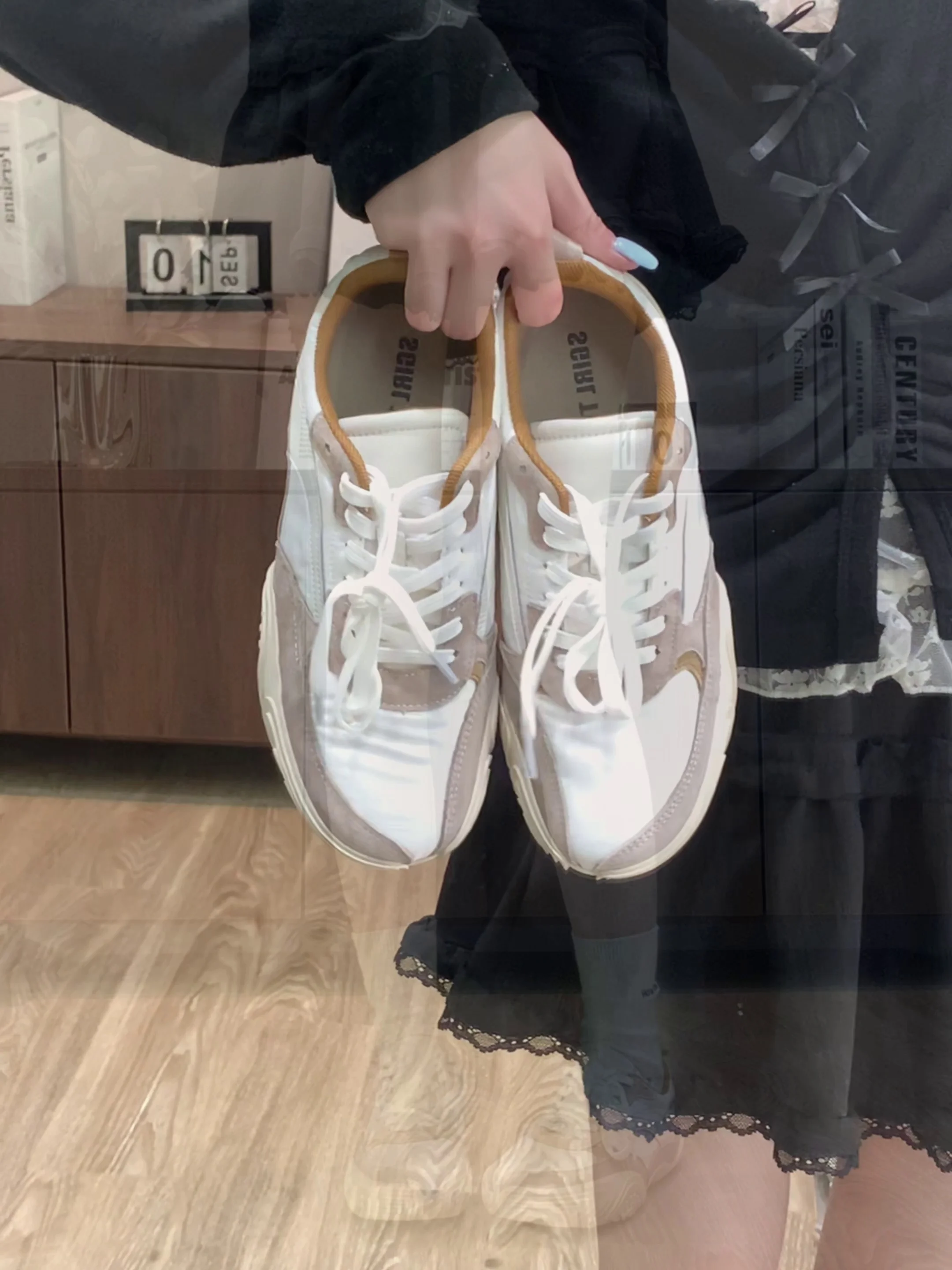 SGIRL TWTW Flat Bottom Color Block Shoelace Women's Athletic Shoes Breathable Casual Sports Shoes Versatile Flat Heel
SGIRL TWTW Flat Bottom Color Block Shoelace Women's Athletic Shoes Breathable Casual Sports Shoes Versatile Flat Heel