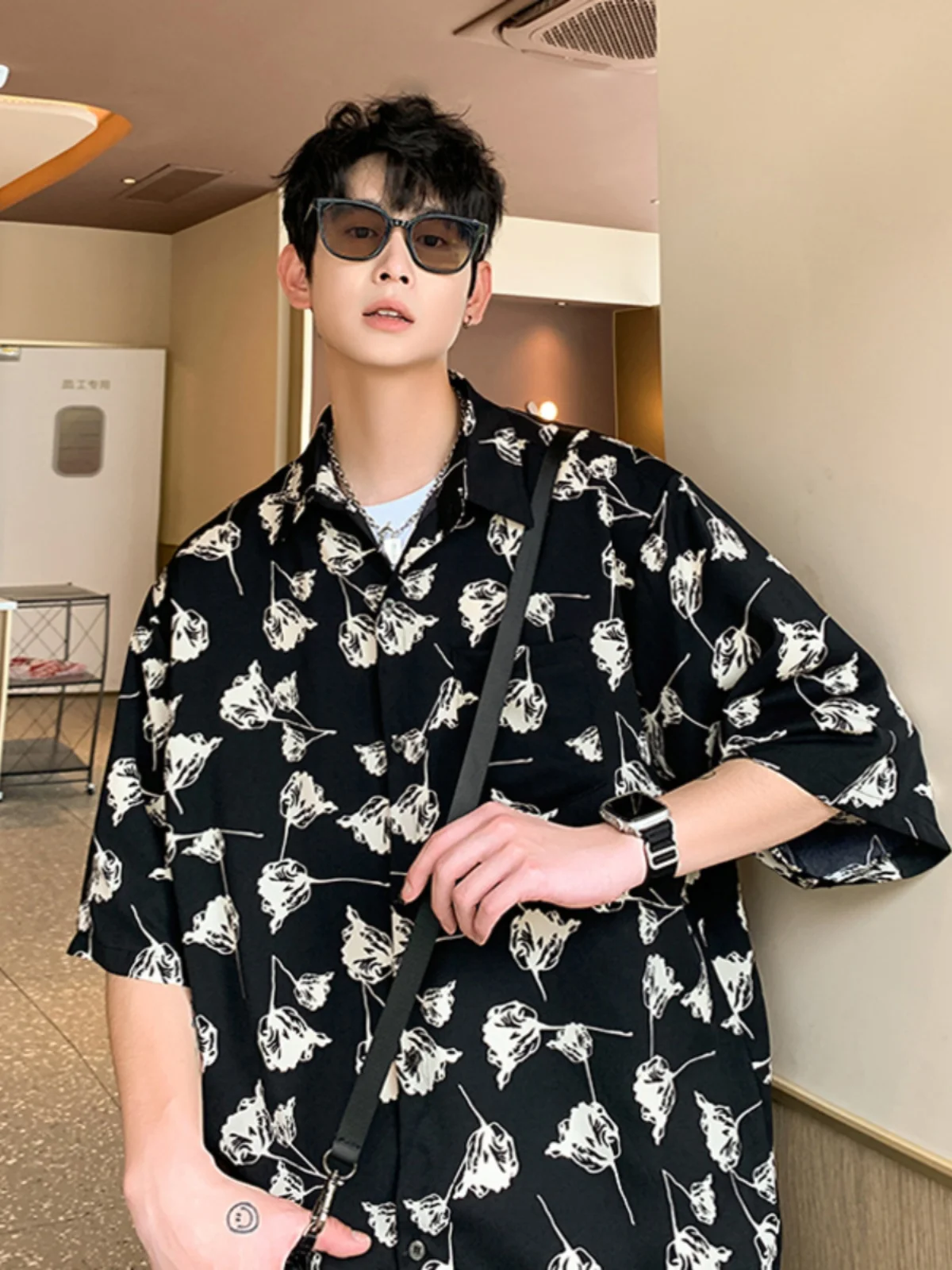 2024 Men's Summer New Ice Silk Thin Blouses Male Casual Short Sleeve Shirts Men Fashion Turn-down Collar Loose Print Shirt D469
2024 Men's Summer New Ice Silk Thin Blouses Male Casual Short Sleeve Shirts Men Fashion Turn-down Collar Loose Print Shirt D469