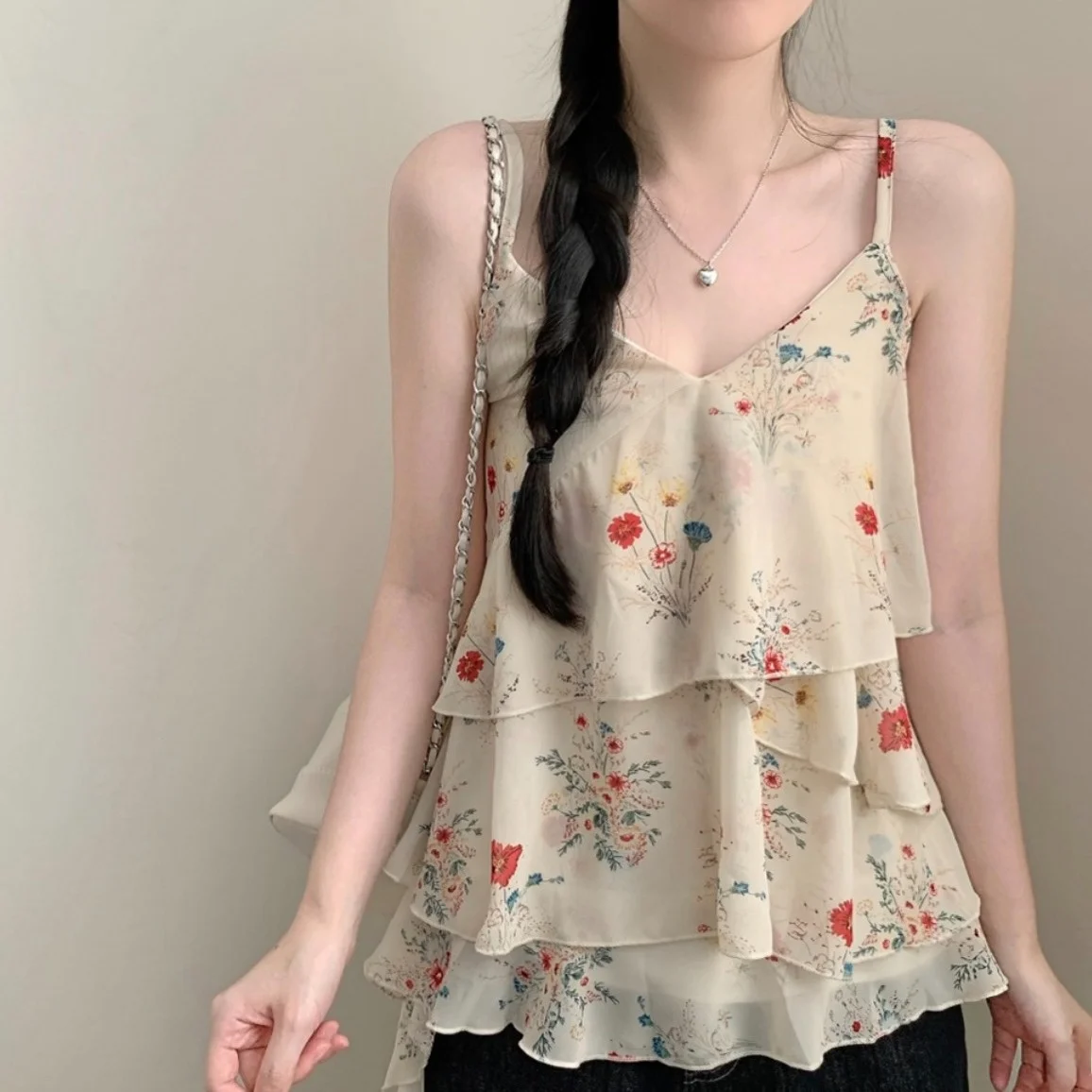 Korean Chic V-Neck Off-Shoulder Loose Fit Floral Print Women's Tank Top Bell Sleeve Casual Style Mid-Length Summer Top
Korean Chic V-Neck Off-Shoulder Loose Fit Floral Print Women's Tank Top Bell Sleeve Casual Style Mid-Length Summer Top