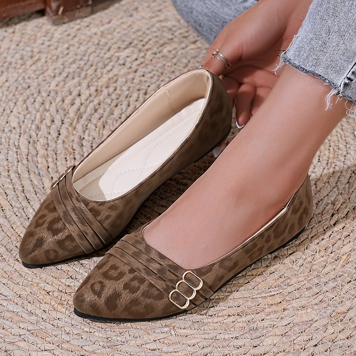 2025 весенне-осенняя новинка, хит продаж, элегантная женская обувь на плоской подошве с острым носком, модная удобная рабочая обувь для отдыха на низком каблуке 
2025 весенне-осенняя новинка, хит продаж, элегантная женская обувь на плоской подошве с острым носком, модная удобная рабочая обувь для отдыха на низком каблуке