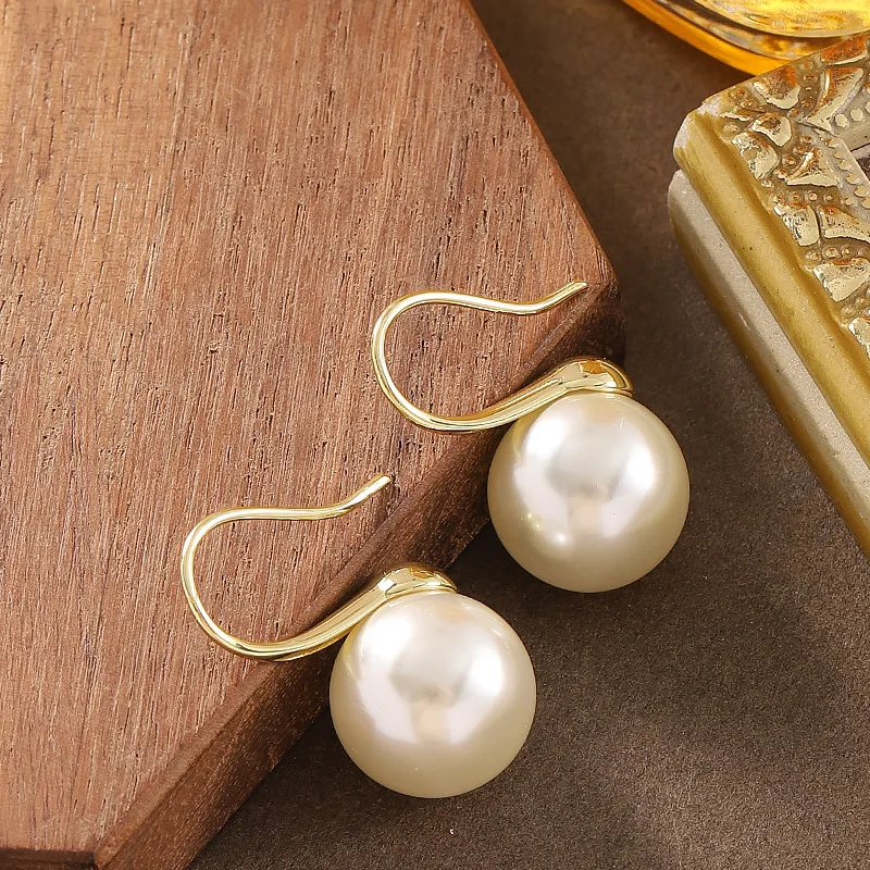 Fever's same fashionable Zhengyuan Shijia high heels, pearl earrings, earrings, versatile and simple commuting earrings
Fever's same fashionable Zhengyuan Shijia high heels, pearl earrings, earrings, versatile and simple commuting earrings