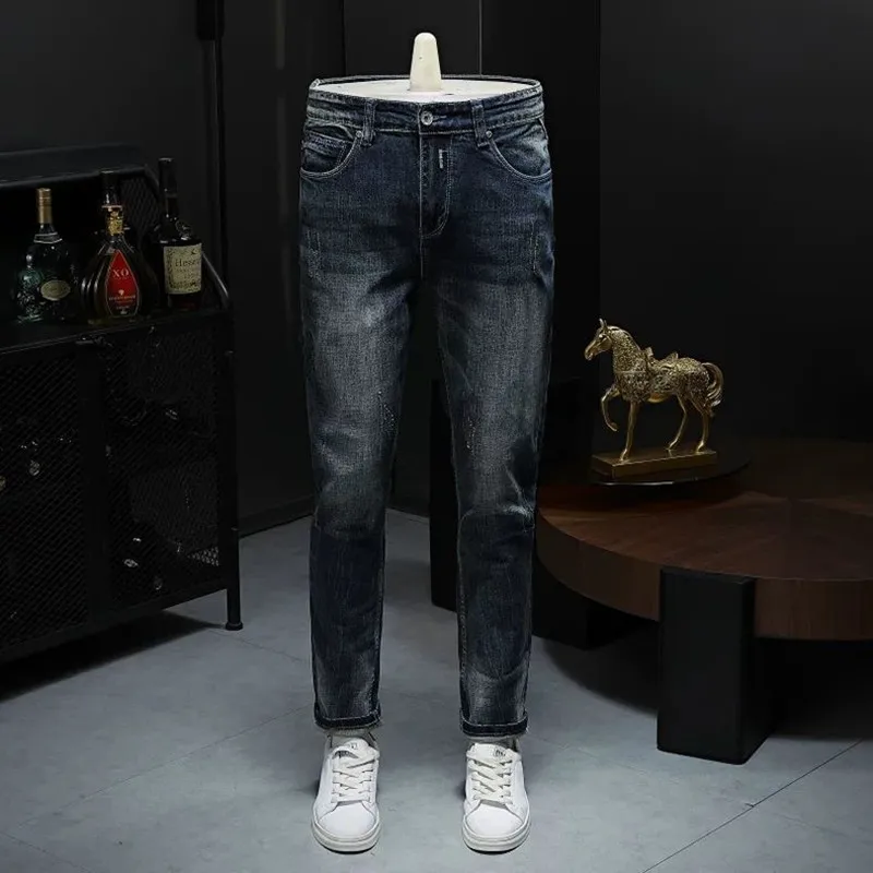 Осенне-весенние модные однотонные американские винтажные прямые джинсовые брюки, мужские повседневные эластичные спортивные джинсы высокого качества
Осенне-весенние модные однотонные американские винтажные прямые джинсовые брюки, мужские повседневные эластичные спортивные джинсы высокого качества
