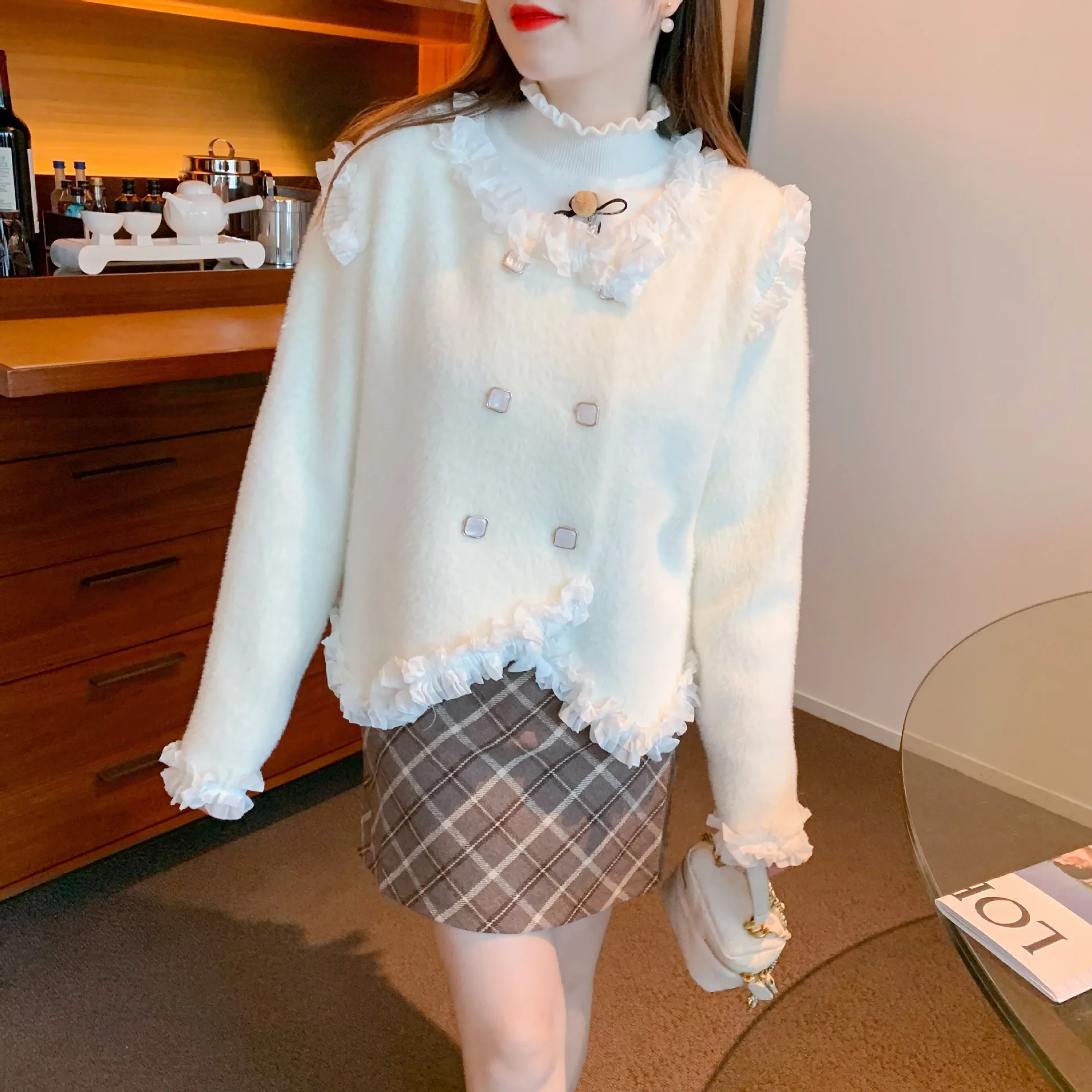 Осенне-зимний женский лоскутный свитер, бархатный вязаный кардиган из искусственного норки, короткое пальто, милый и теплый, новый стиль 2023,
Осенне-зимний женский лоскутный свитер, бархатный вязаный кардиган из искусственного норки, короткое пальто, милый и теплый, новый стиль 2023,