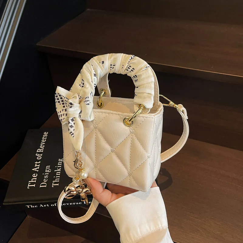 Senior Ladies Spring New Personality Leisure Luxury Trend Line Diamond Check Shoulder Handbag All Crossbody Bag
Senior Ladies Spring New Personality Leisure Luxury Trend Line Diamond Check Shoulder Handbag All Crossbody Bag
