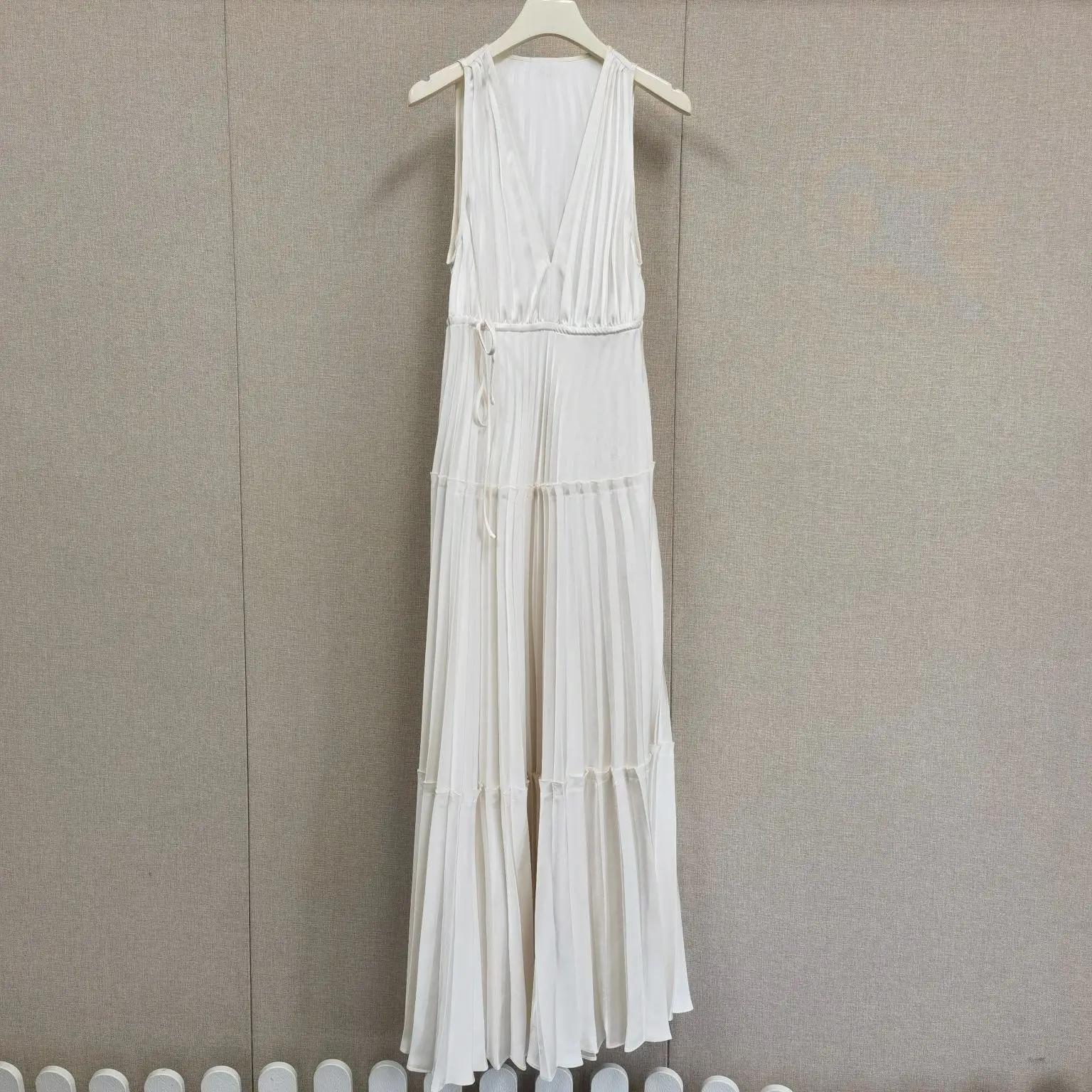 Elegant White V-Neck High Waist Maxi Skirt Dress Spring Summer Vacation Style Asymmetrical Pleated Sleeveless Gown
Elegant White V-Neck High Waist Maxi Skirt Dress Spring Summer Vacation Style Asymmetrical Pleated Sleeveless Gown