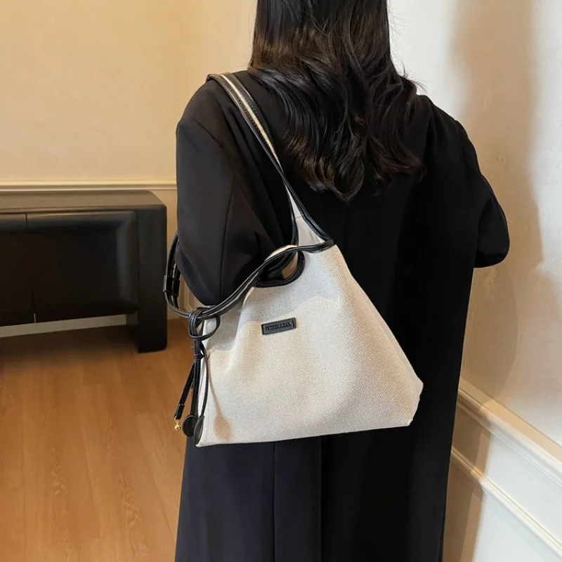 Trendy Women's Small Bucket Tote Bag with Contrast Trim for Daily Commute, Errands and Weekend Activities Shoulder Bag Women
Trendy Women's Small Bucket Tote Bag with Contrast Trim for Daily Commute, Errands and Weekend Activities Shoulder Bag Women