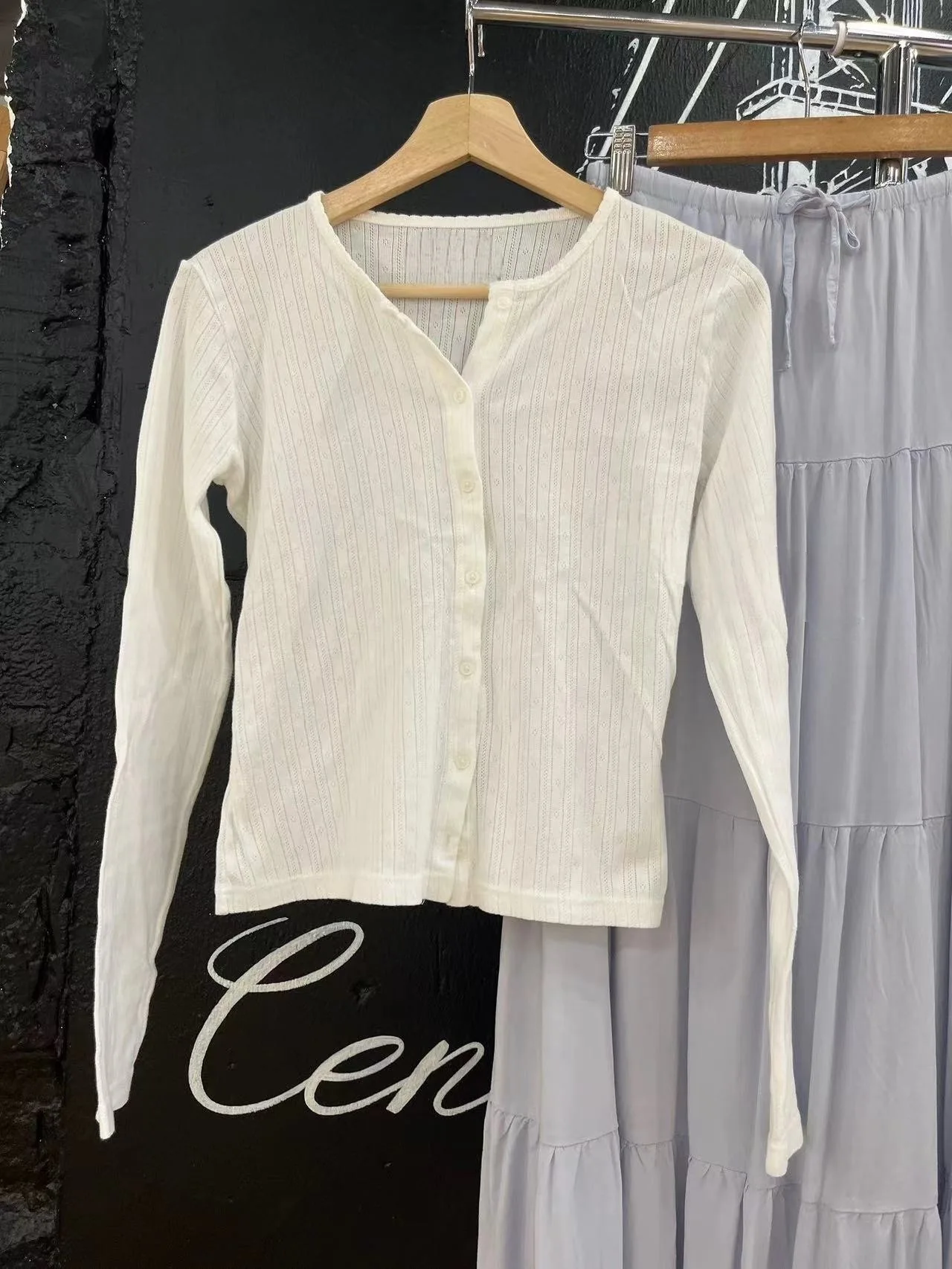 Hollow Out Slim White Long Sleeve T-shirt Women Simple Basic O-Neck Single Breasted Soft Tees Sweet All-match Tshirt Y2K Tops
Hollow Out Slim White Long Sleeve T-shirt Women Simple Basic O-Neck Single Breasted Soft Tees Sweet All-match Tshirt Y2K Tops