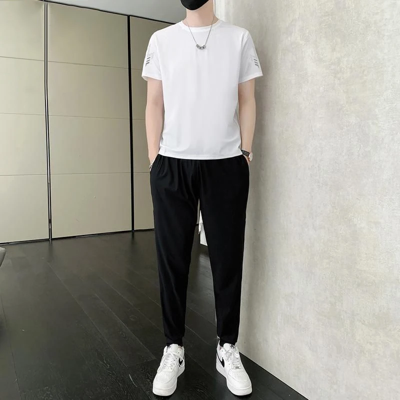 Комплект из футболки и брюк из ледяного шелка свободного кроя для мужчин: быстросохнущая, универсальная летняя повседневная одежда для подростков
Комплект из футболки и брюк из ледяного шелка свободного кроя для мужчин: быстросохнущая, универсальная летняя повседневная одежда для подростков