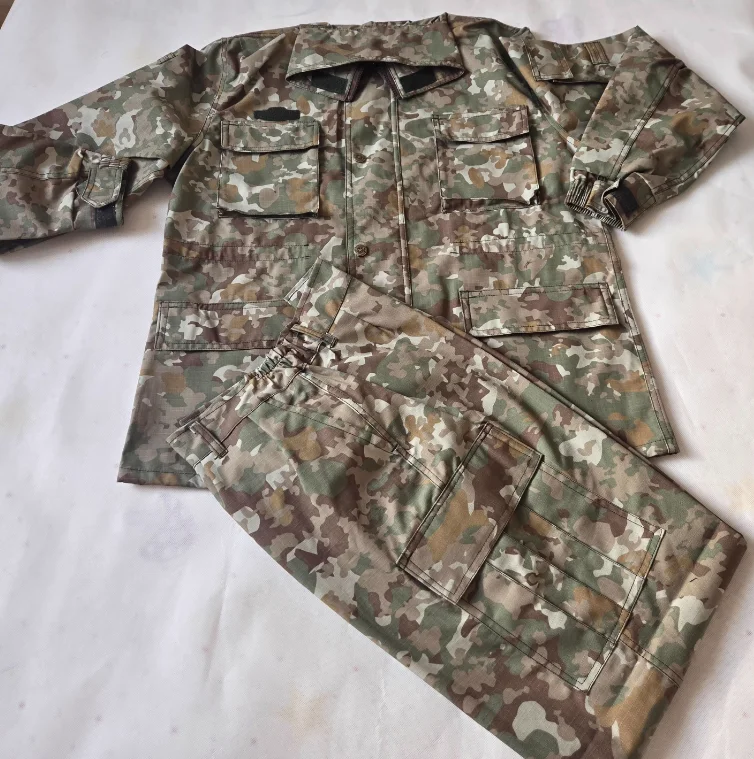 Камуфляжная форма для мужчин (копия), включая куртку и брюки
Камуфляжная форма для мужчин (копия), включая куртку и брюки