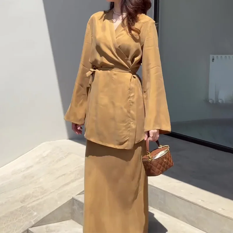 Осень 2025 г., облегающая рубашка на шнуровке с наклонным вырезом, юбка с высокой талией, модный темпераментный комплект Z048
Осень 2025 г., облегающая рубашка на шнуровке с наклонным вырезом, юбка с высокой талией, модный темпераментный комплект Z048