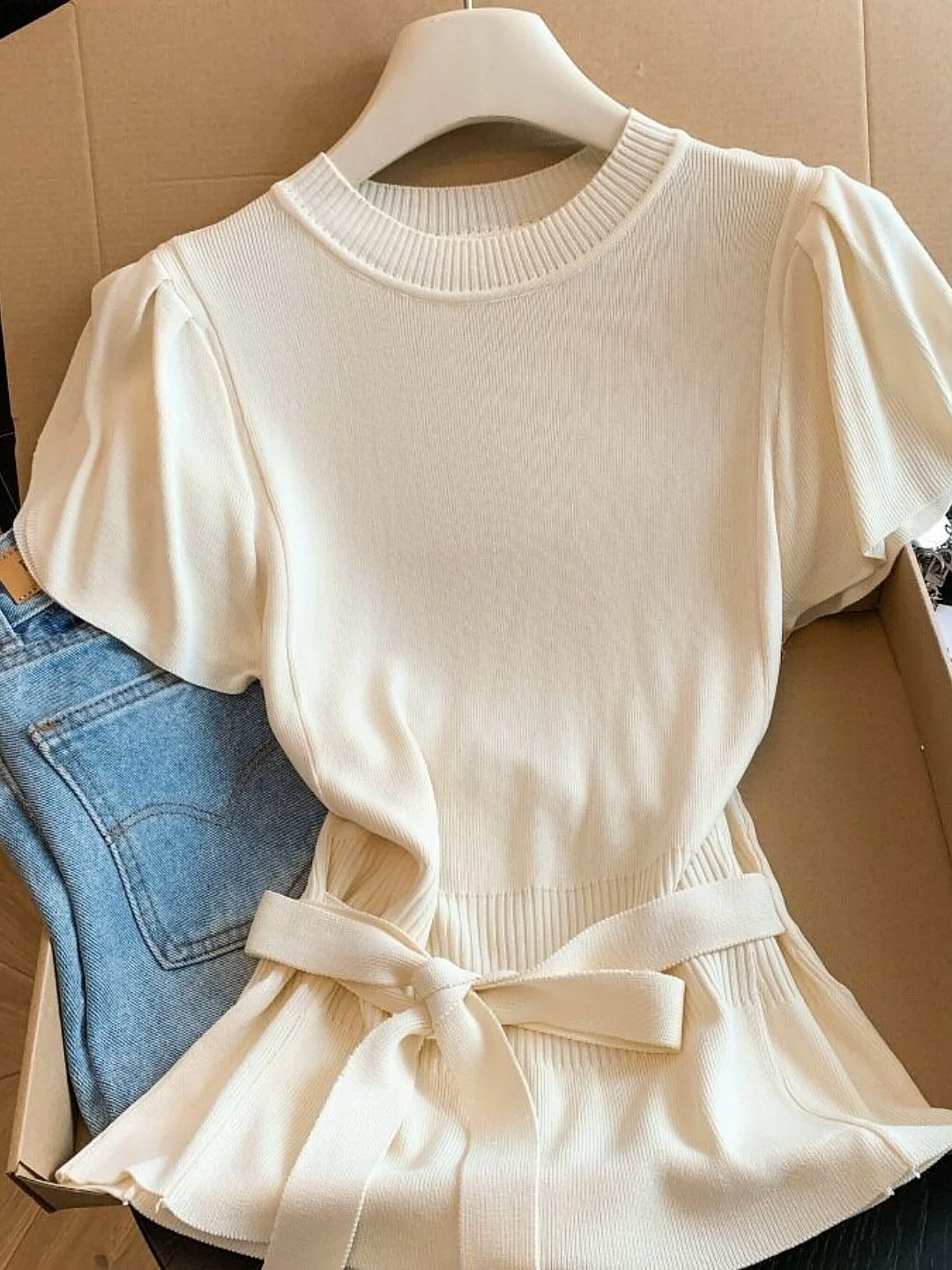 Sweet Style Women's Knitted Bubble Sleeve Top with Waist-Cinching Belt Soft round Neck Design Summer New Arrival
Sweet Style Women's Knitted Bubble Sleeve Top with Waist-Cinching Belt Soft round Neck Design Summer New Arrival