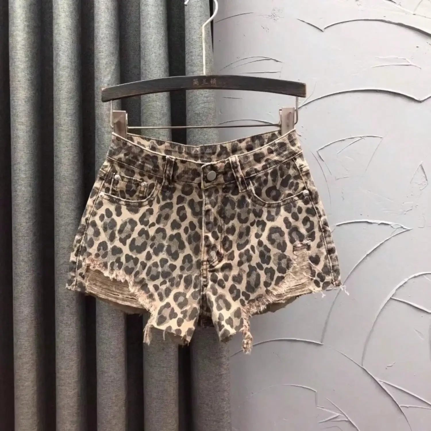 Personalized Leopard Print High Waist Denim Shorts Women's Summer Fashion Foreign Style Age Reduction A Word Rough Edge Wide Leg Hot Pants
Personalized Leopard Print High Waist Denim Shorts Women's Summer Fashion Foreign Style Age Reduction A Word Rough Edge Wide Leg Hot Pants