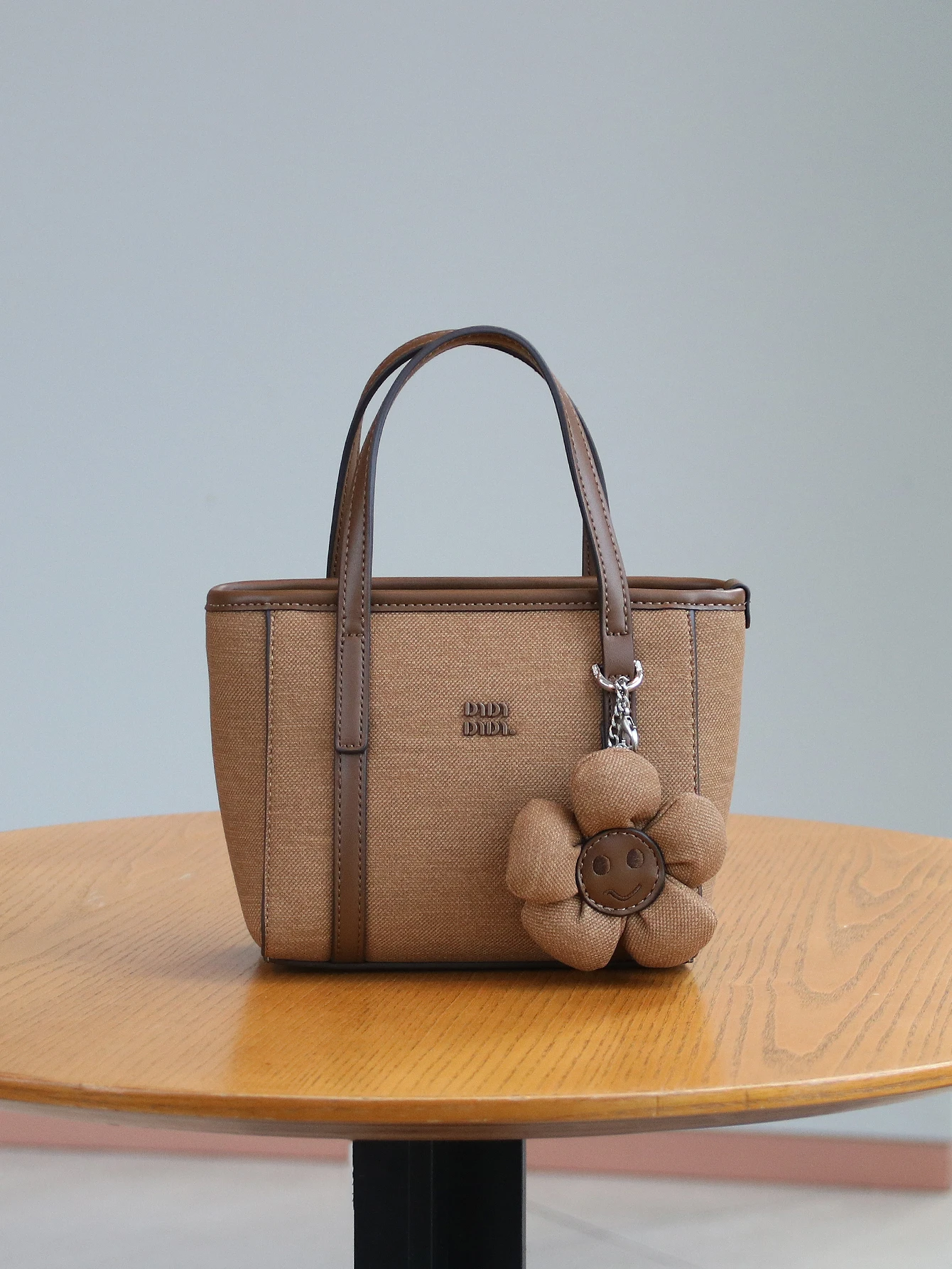 Высококачественная осенняя маленькая женская сумка в стиле ретро, новинка 2025 года, нишевая дизайнерская сумка, изысканная маленькая сумка-ведро с корзиной, милый цветочный кулон com
Высококачественная осенняя маленькая женская сумка в стиле ретро, новинка 2025 года, нишевая дизайнерская сумка, изысканная маленькая сумка-ведро с корзиной, милый цветочный кулон com