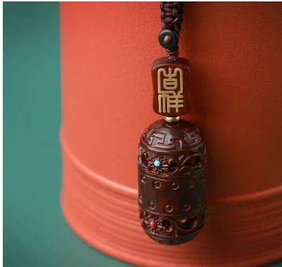 Small leaf rosewood aromatherapy key chain pendant sandalwood car pendant car key chain
Small leaf rosewood aromatherapy key chain pendant sandalwood car pendant car key chain