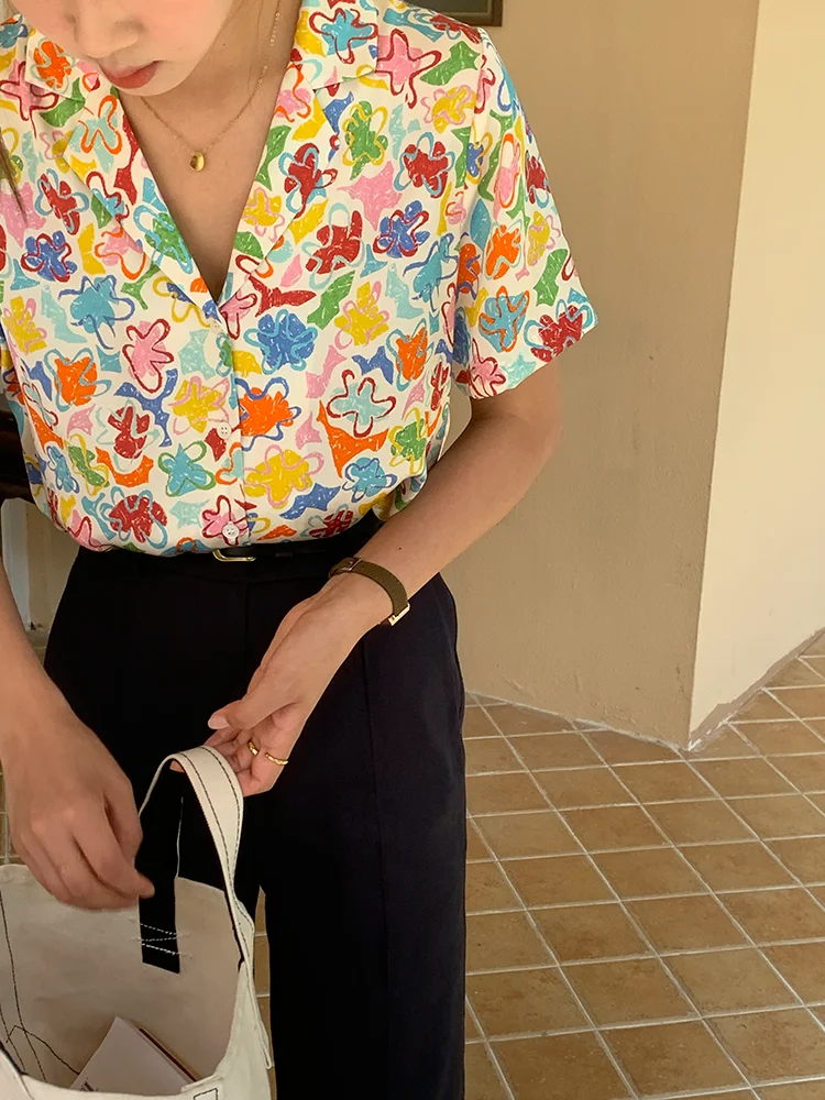 Новая летняя женская блузка из шелкового атласа с V-образным вырезом, принтом и цветочным узором, в стиле кэжуал
Новая летняя женская блузка из шелкового атласа с V-образным вырезом, принтом и цветочным узором, в стиле кэжуал