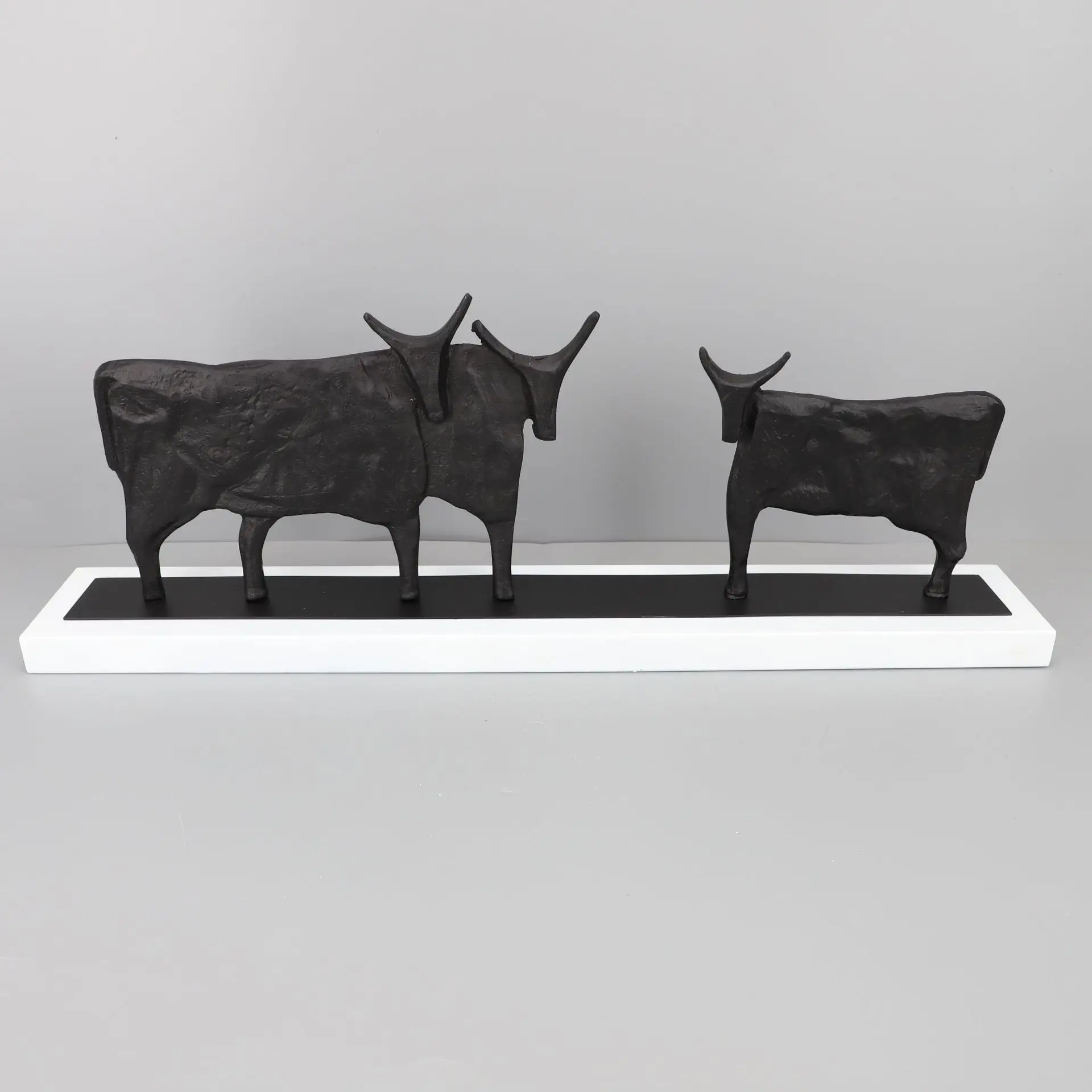 European black cast iron cow ornament model house sales department bedroom study living room TV cabinet desktop soft decoration
European black cast iron cow ornament model house sales department bedroom study living room TV cabinet desktop soft decoration