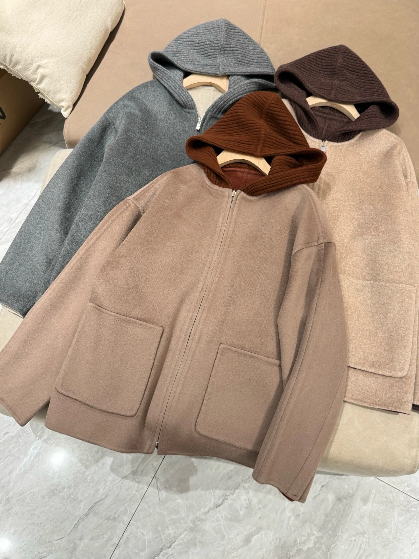Women's Autumn and Winter New High Quality Hooded Zipper Double Side Double Color 100% Cashmere Fashion Coat Jacket
Women's Autumn and Winter New High Quality Hooded Zipper Double Side Double Color 100% Cashmere Fashion Coat Jacket
