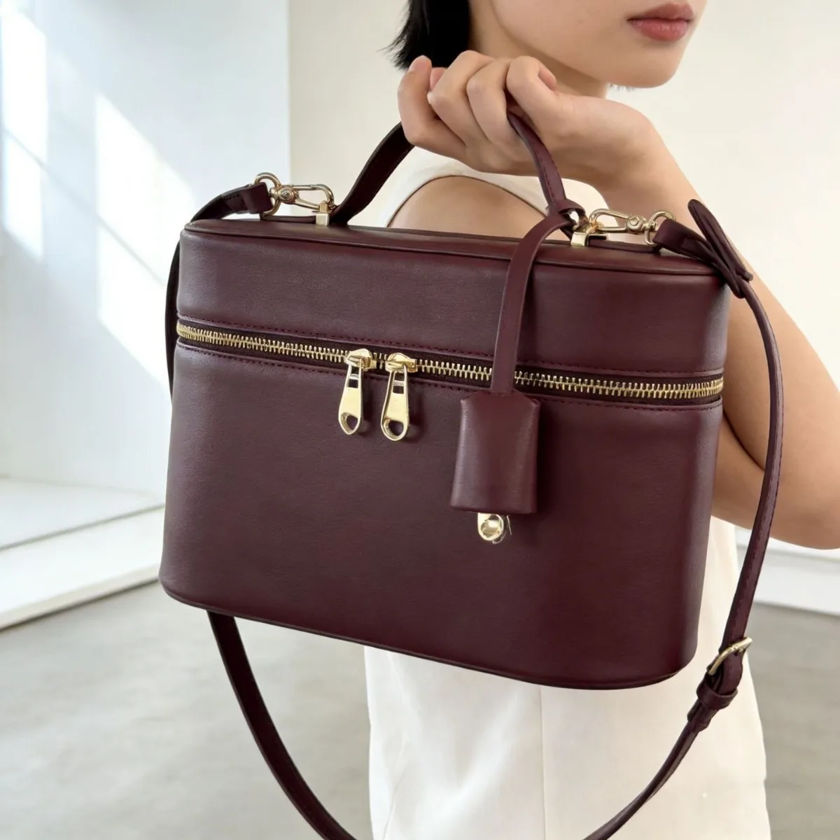 Модный повседневный роскошный дизайн большой вместимости, элегантный и популярный, с гладкой текстурой, сумка-мессенджер с ручкой-коробкой.
Модный повседневный роскошный дизайн большой вместимости, элегантный и популярный, с гладкой текстурой, сумка-мессенджер с ручкой-коробкой.