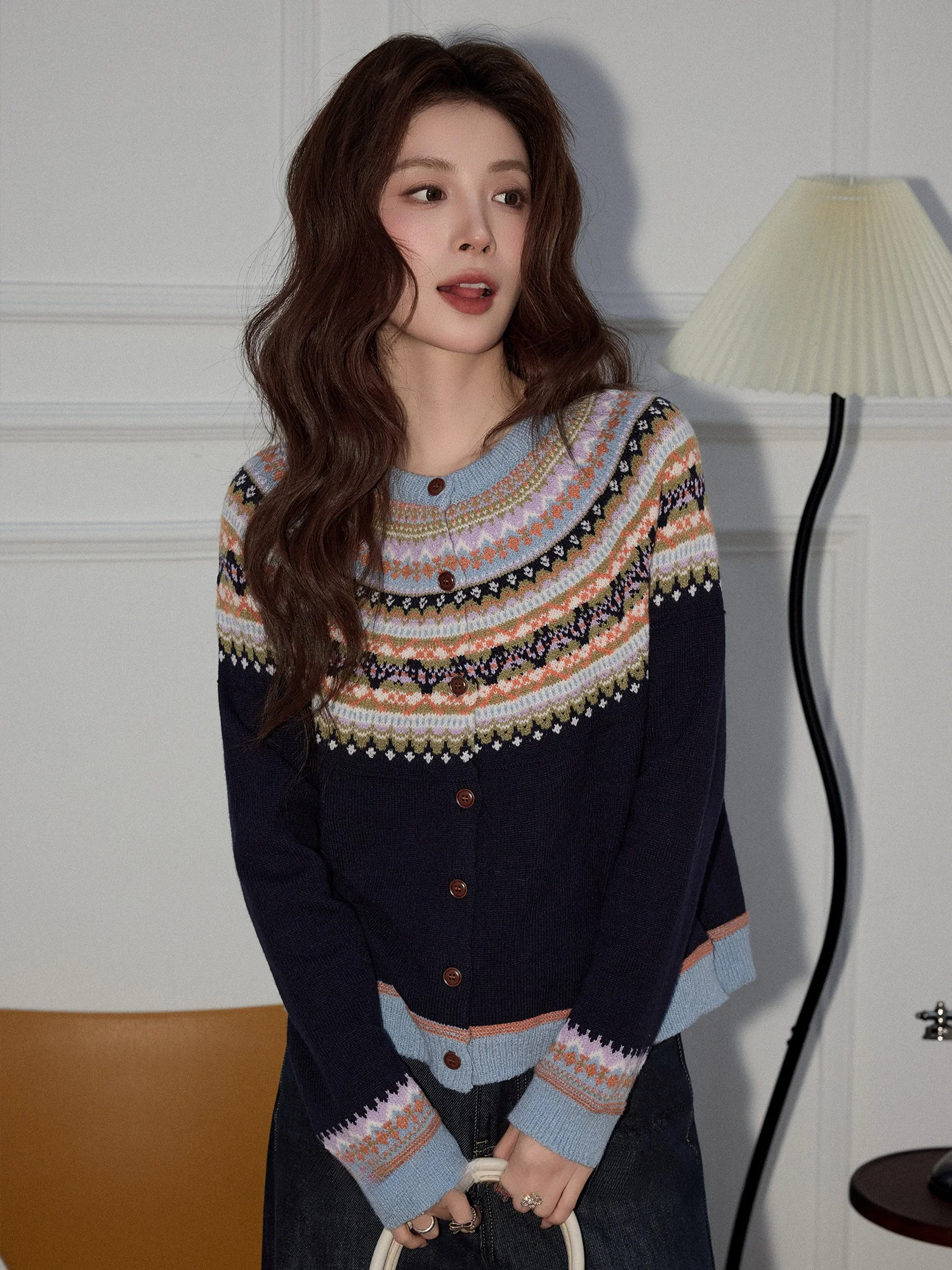 Вязаный кардиган Mii Xiao Ke в стиле Fair Isle, женский, с длинными рукавами, круглым вырезом и пуговицами, верхняя одежда, свободный топ на весенний сезон
Вязаный кардиган Mii Xiao Ke в стиле Fair Isle, женский, с длинными рукавами, круглым вырезом и пуговицами, верхняя одежда, свободный топ на весенний сезон