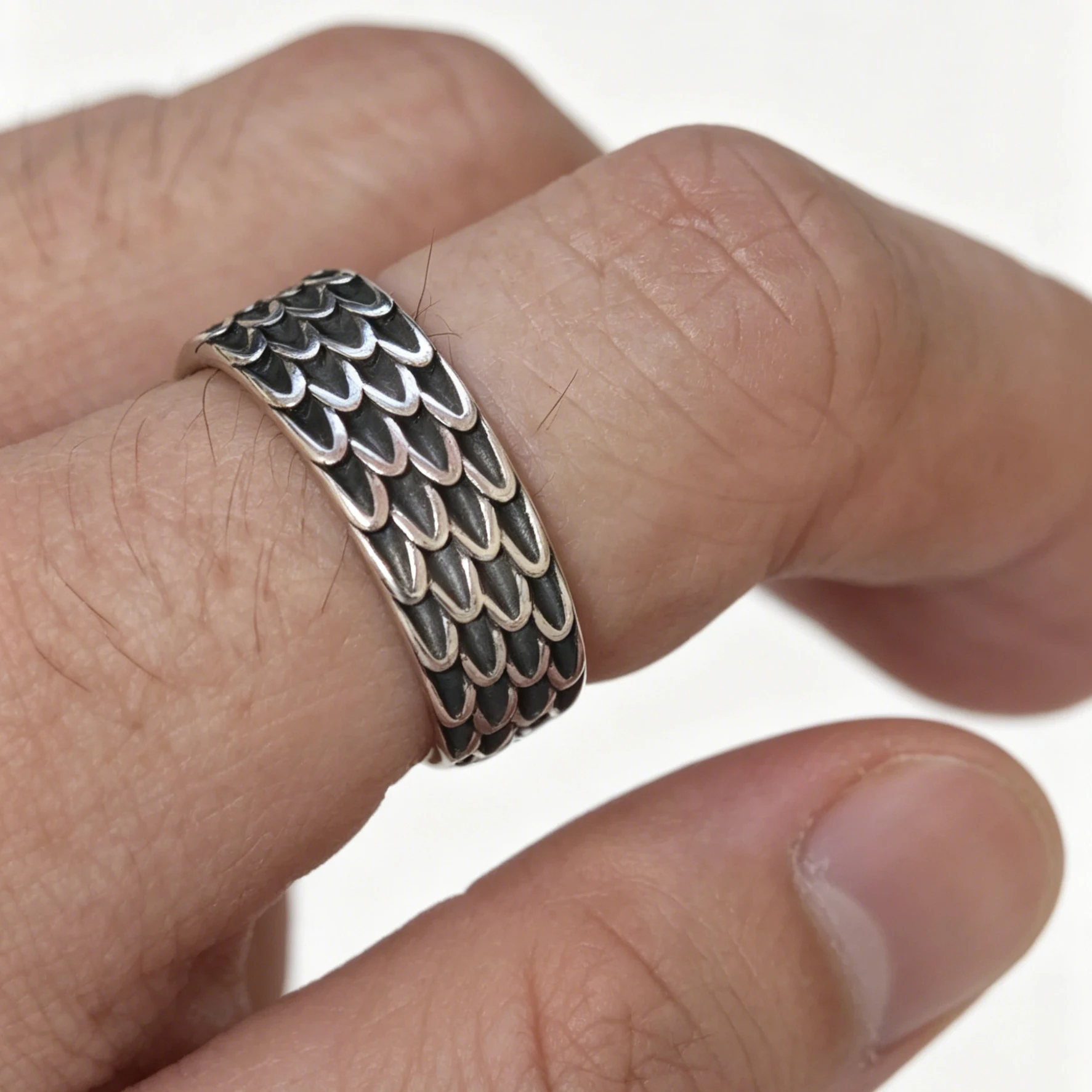 Men's Adjustable Retro Dragon Scale Pattern Ring Vintage Gothic Statement Jewelry Punk Streetwear Daily & Party Wear Accessory
Men's Adjustable Retro Dragon Scale Pattern Ring Vintage Gothic Statement Jewelry Punk Streetwear Daily & Party Wear Accessory