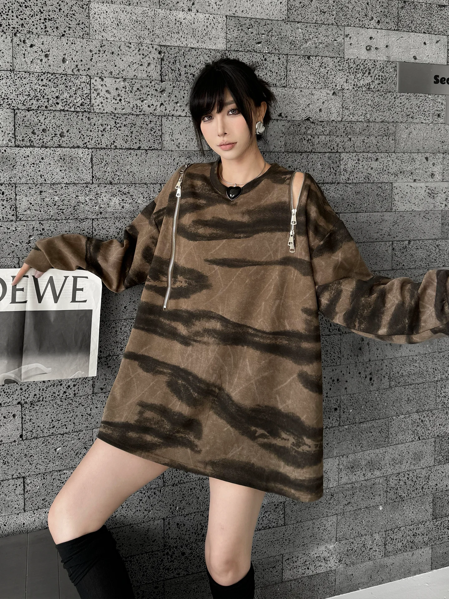 Vintage Print Long Sve Loose Fit Overhead T-irt Zipper Design Faionable plus Size Women's Top Casual Everyday Wear
Vintage Print Long Sve Loose Fit Overhead T-irt Zipper Design Faionable plus Size Women's Top Casual Everyday Wear